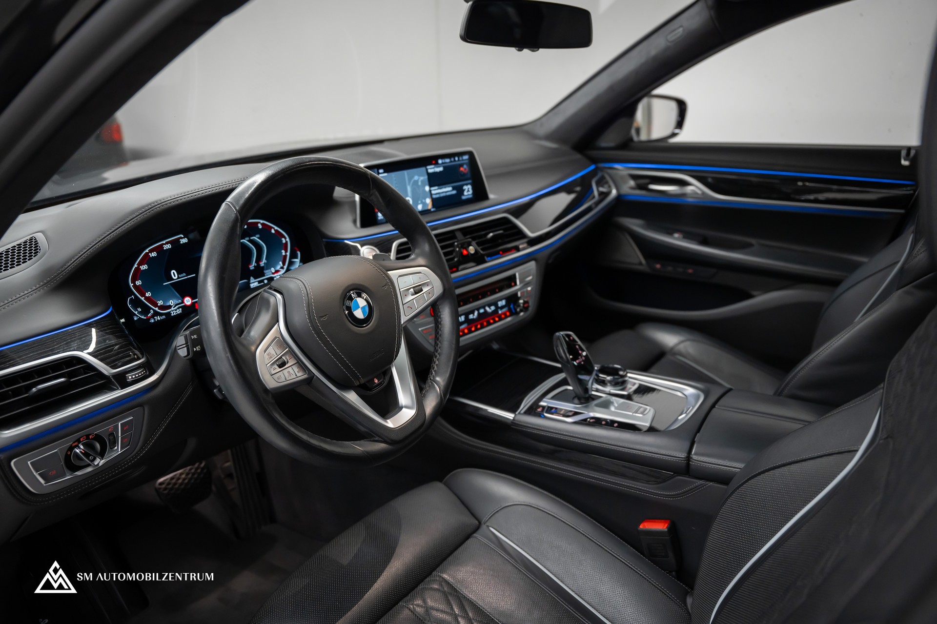BMW 750i xDrive M Sport Steptronic / Panorama / 360° / Sitzbelüftung / Massage-image-16