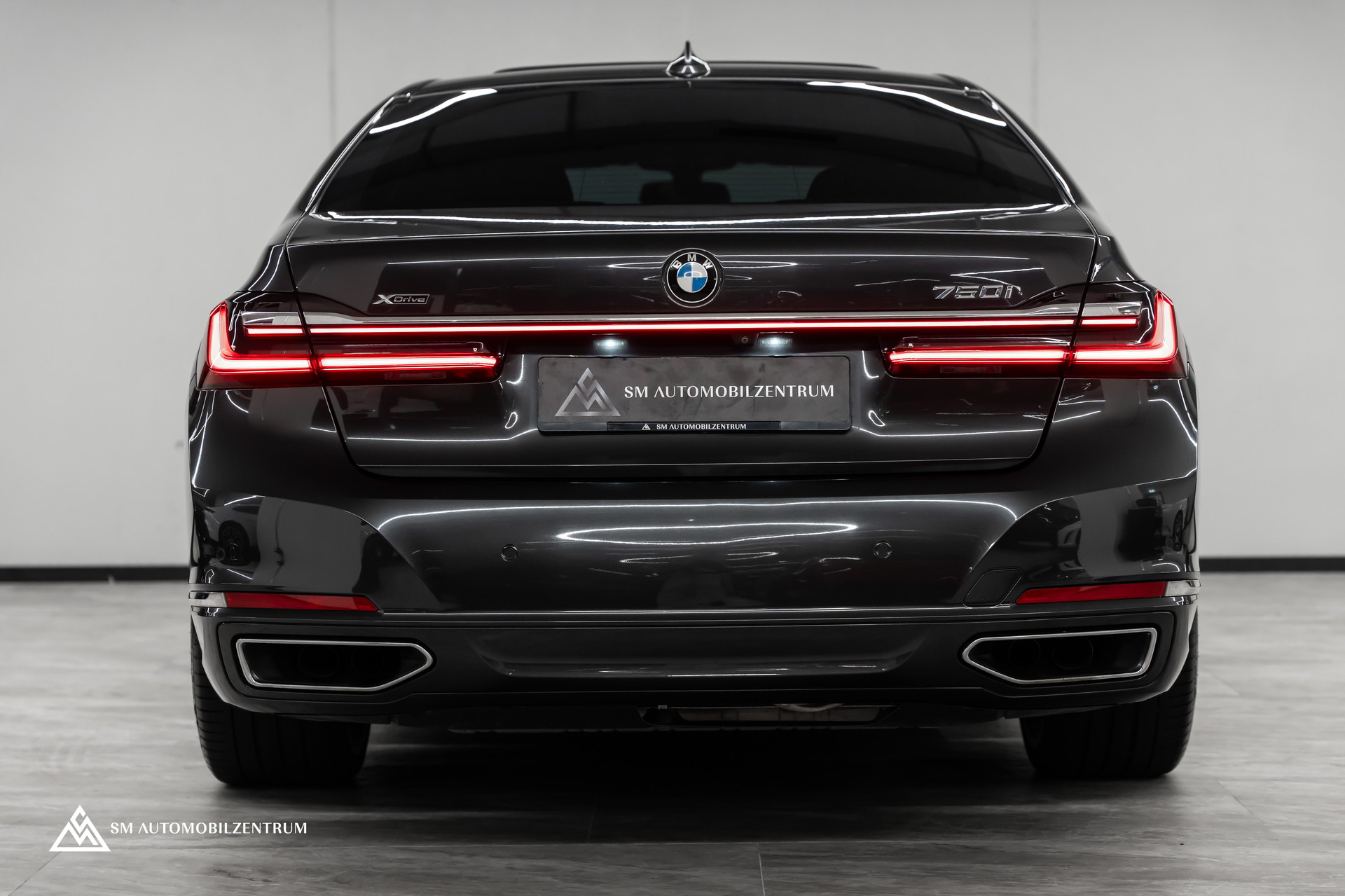 BMW 750i xDrive M Sport Steptronic / Panorama / 360° / Sitzbelüftung / Massage-image-11
