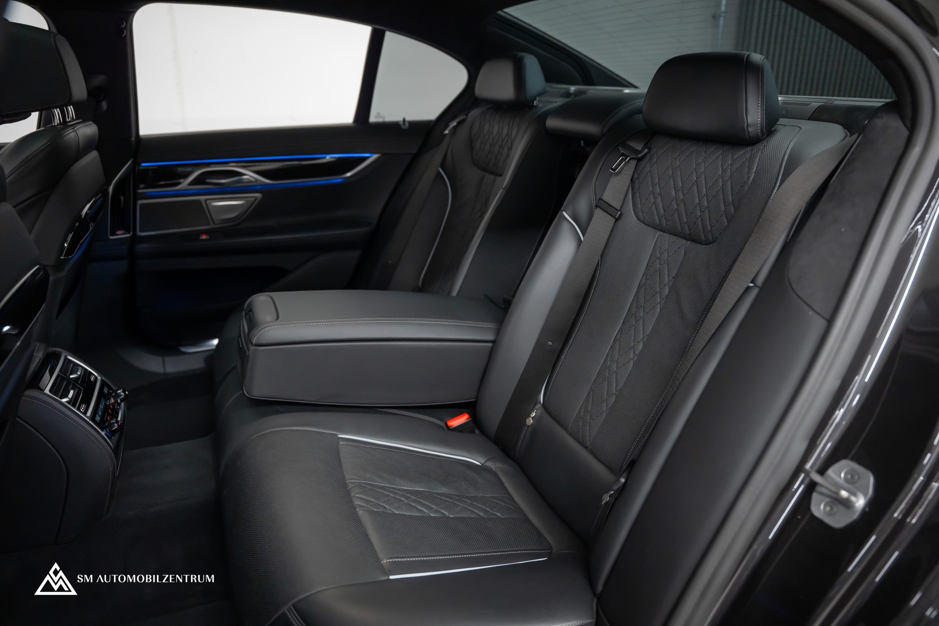 BMW 750i xDrive M Sport Steptronic / Panorama / 360° / Sitzbelüftung / Massage-image-20