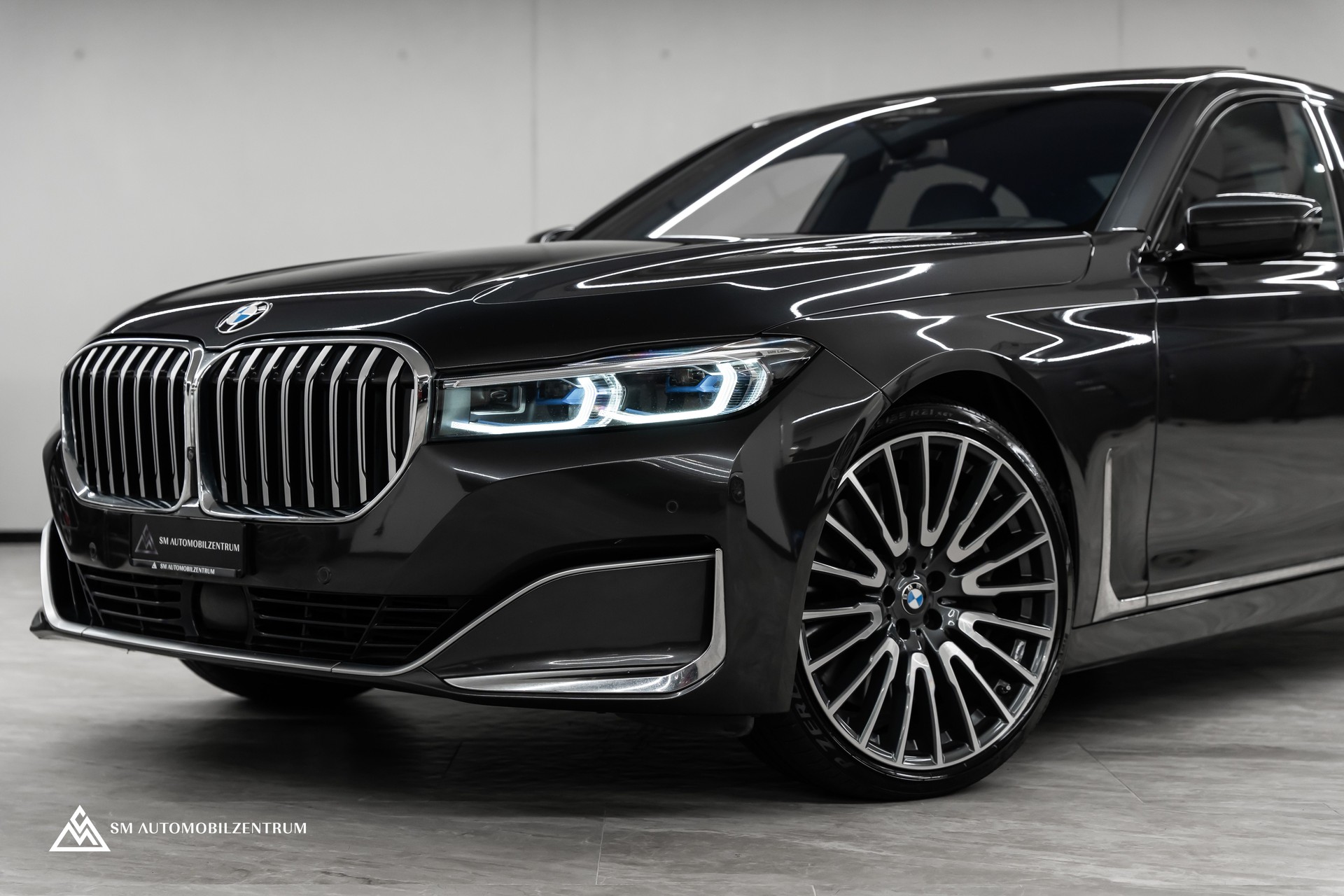 BMW 750i xDrive M Sport Steptronic / Panorama / 360° / Sitzbelüftung / Massage-image-5