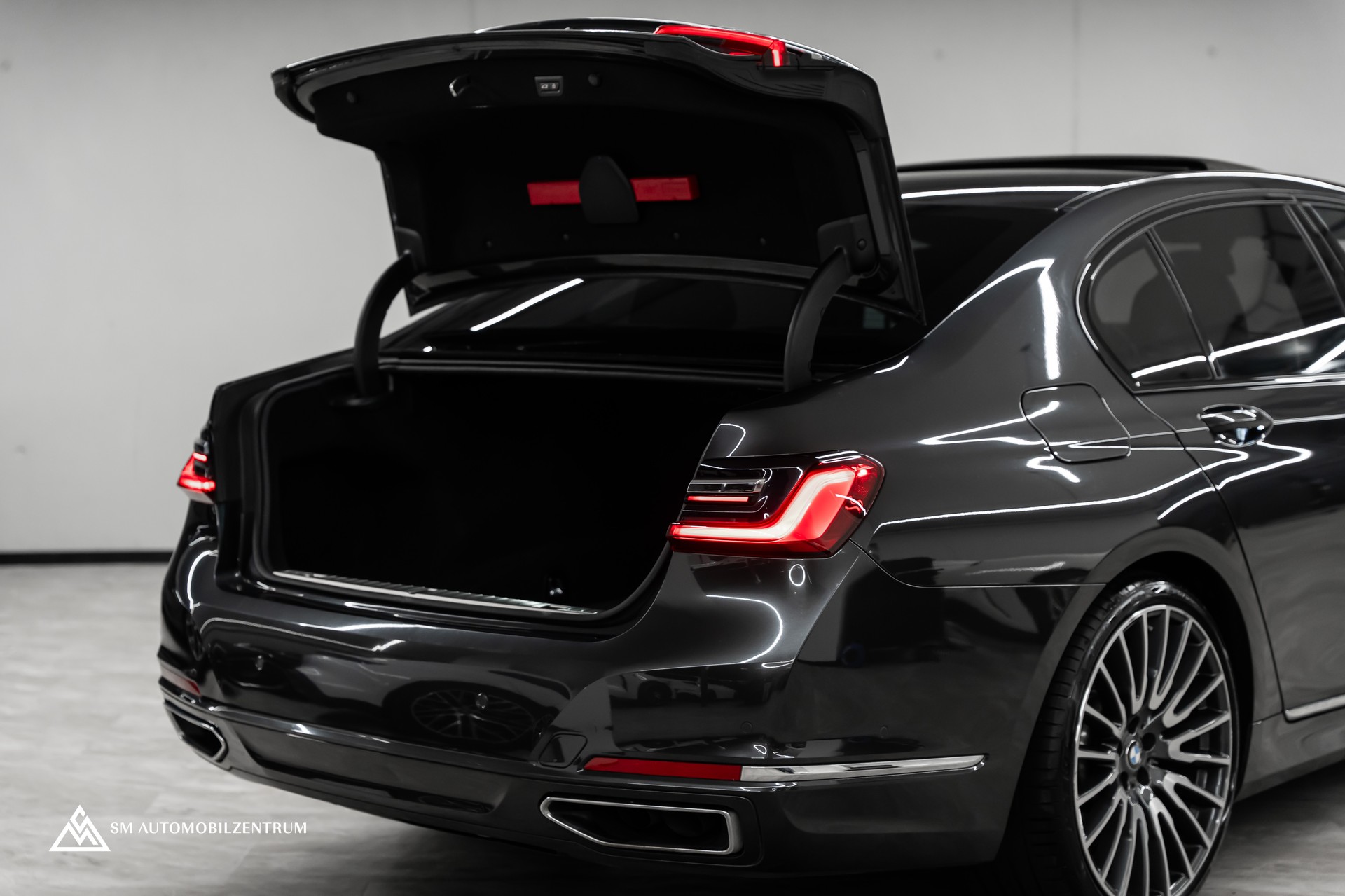 BMW 750i xDrive M Sport Steptronic / Panorama / 360° / Sitzbelüftung / Massage-image-10