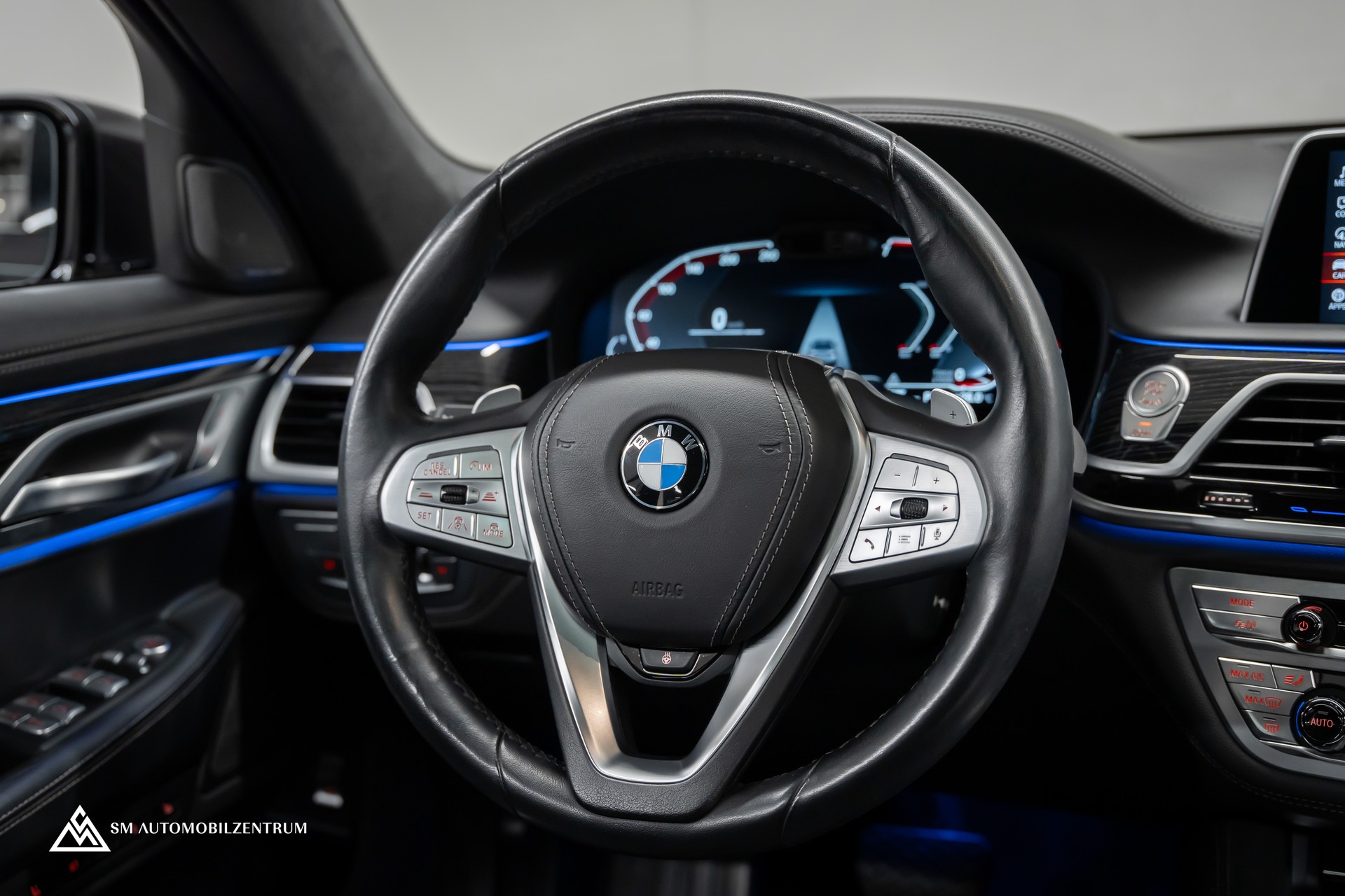 BMW 750i xDrive M Sport Steptronic / Panorama / 360° / Sitzbelüftung / Massage-image-14