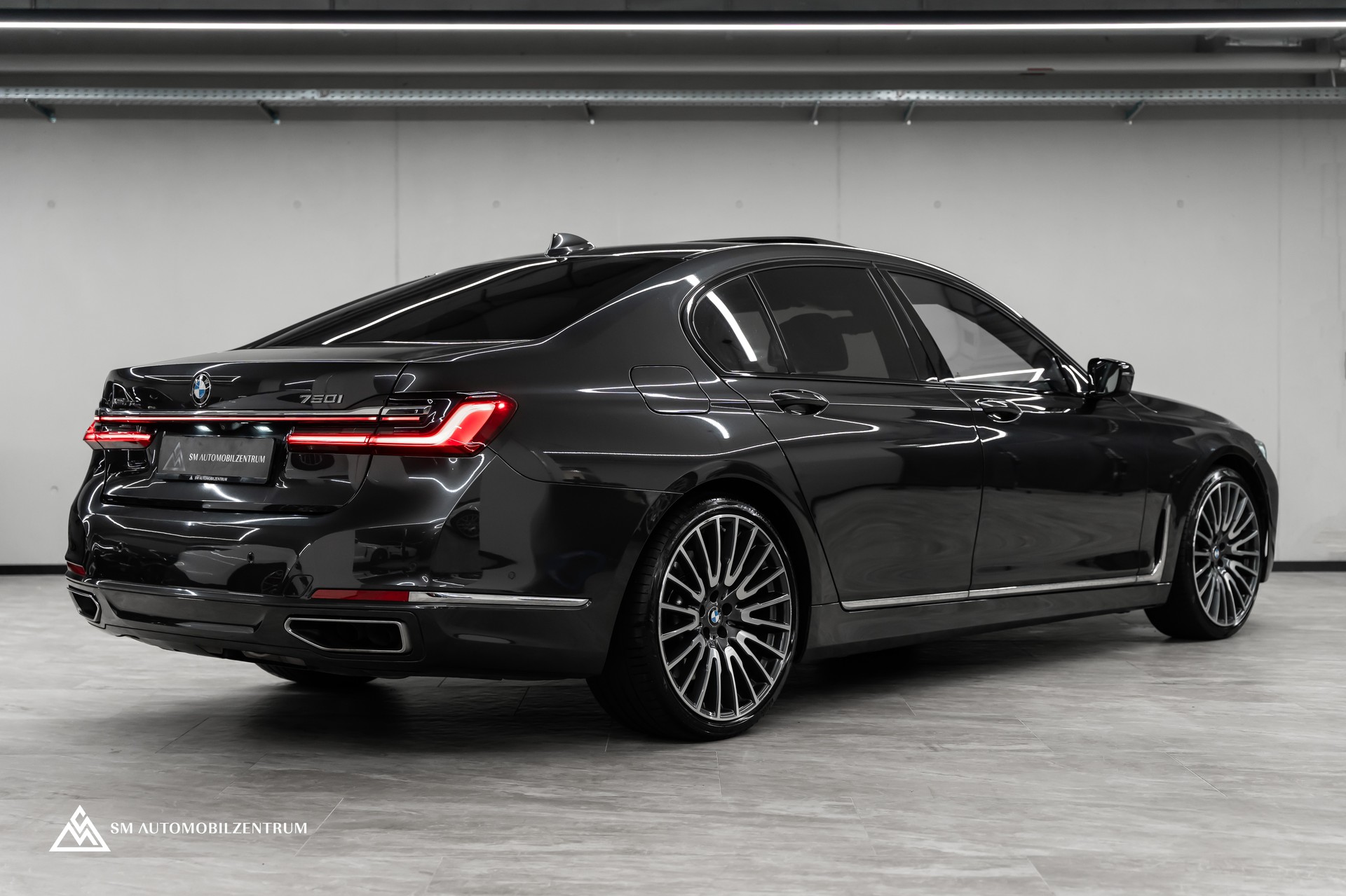 BMW 750i xDrive M Sport Steptronic / Panorama / 360° / Sitzbelüftung / Massage-image-2