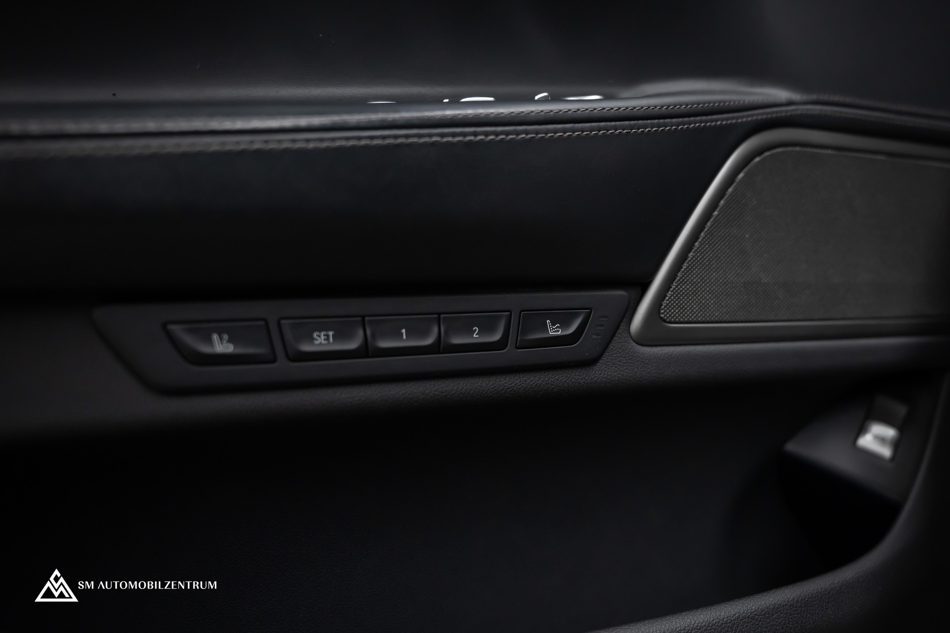BMW 750i xDrive M Sport Steptronic / Panorama / 360° / Sitzbelüftung / Massage-image-24