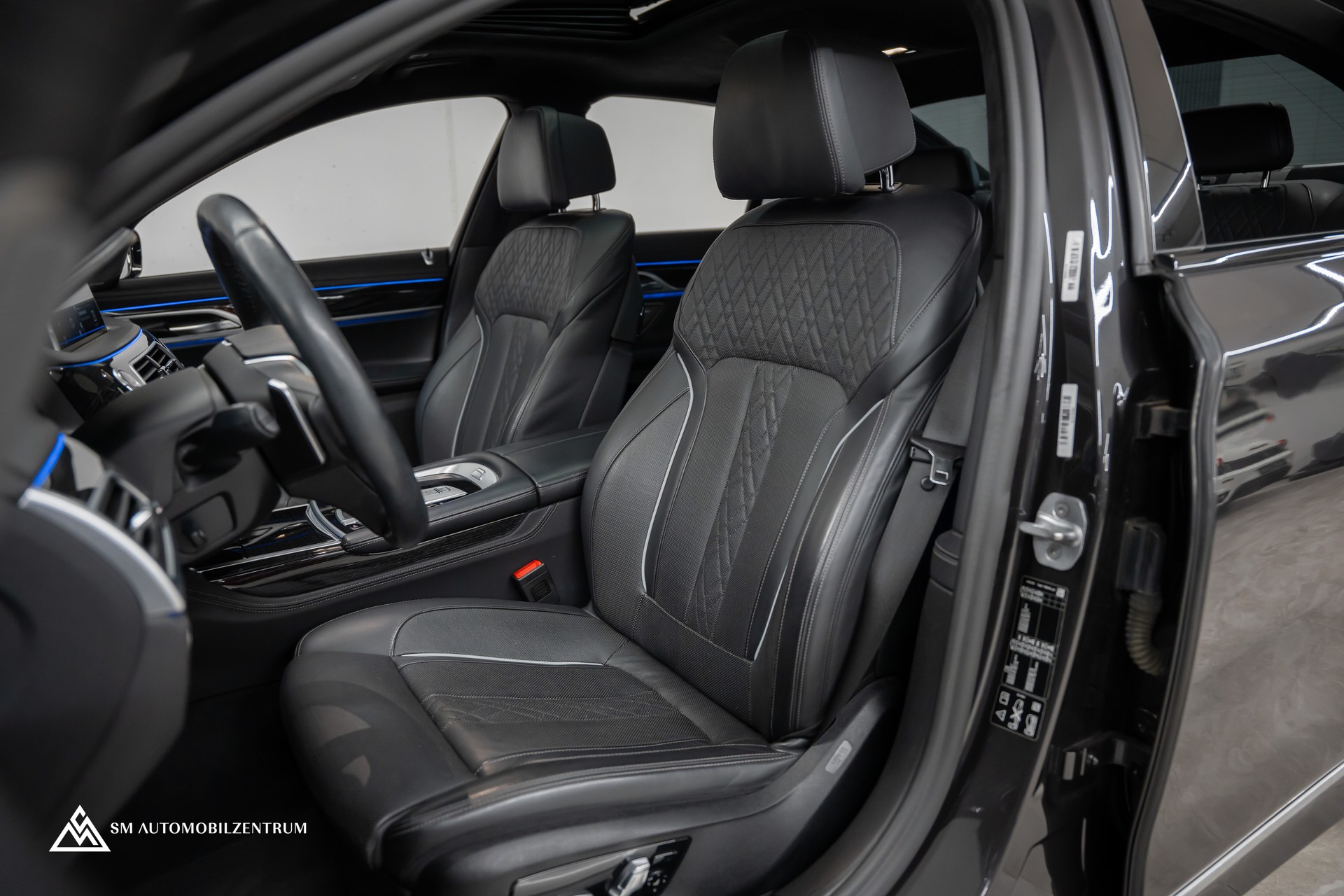 BMW 750i xDrive M Sport Steptronic / Panorama / 360° / Sitzbelüftung / Massage-image-18
