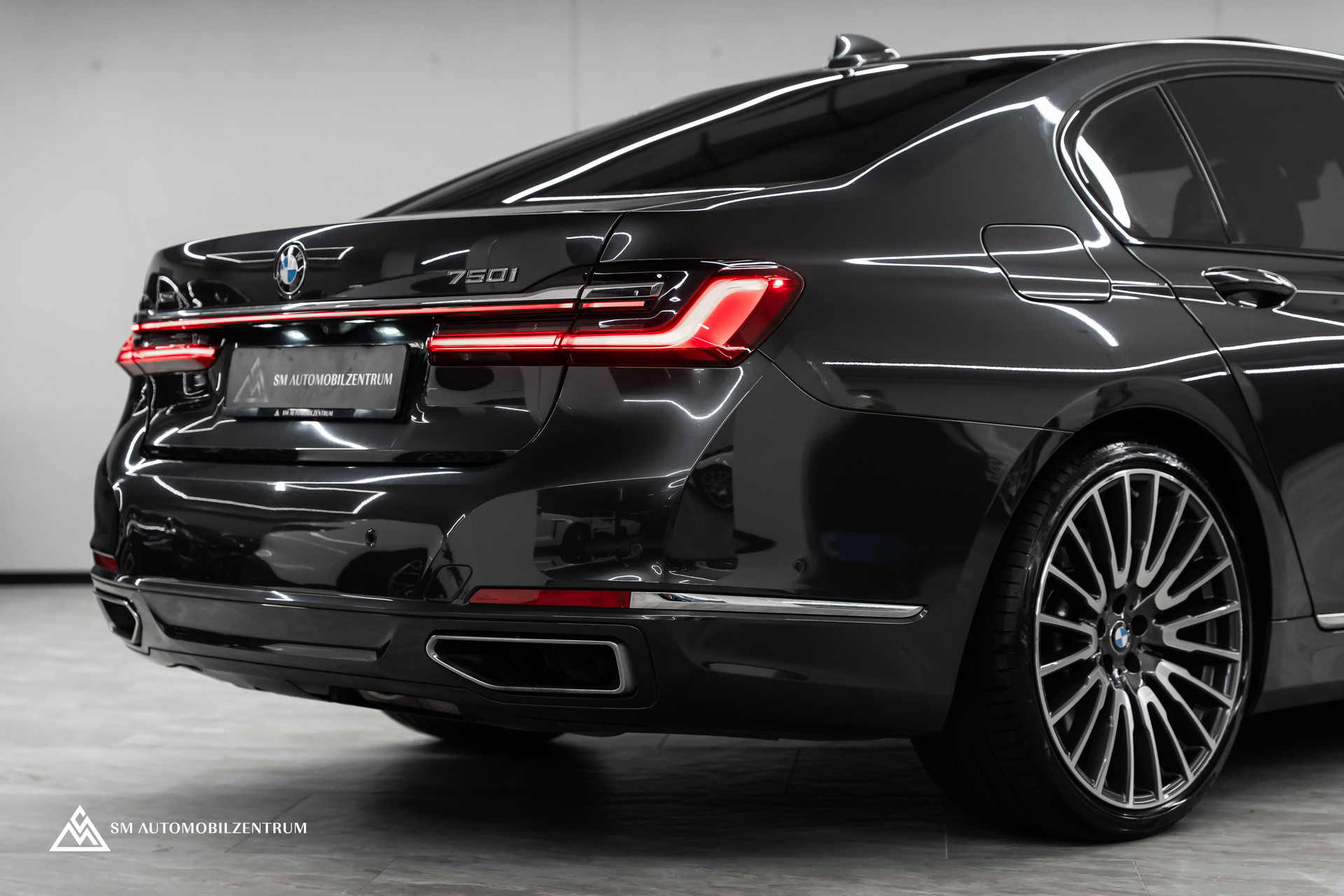 BMW 750i xDrive M Sport Steptronic / Panorama / 360° / Sitzbelüftung / Massage-image-8