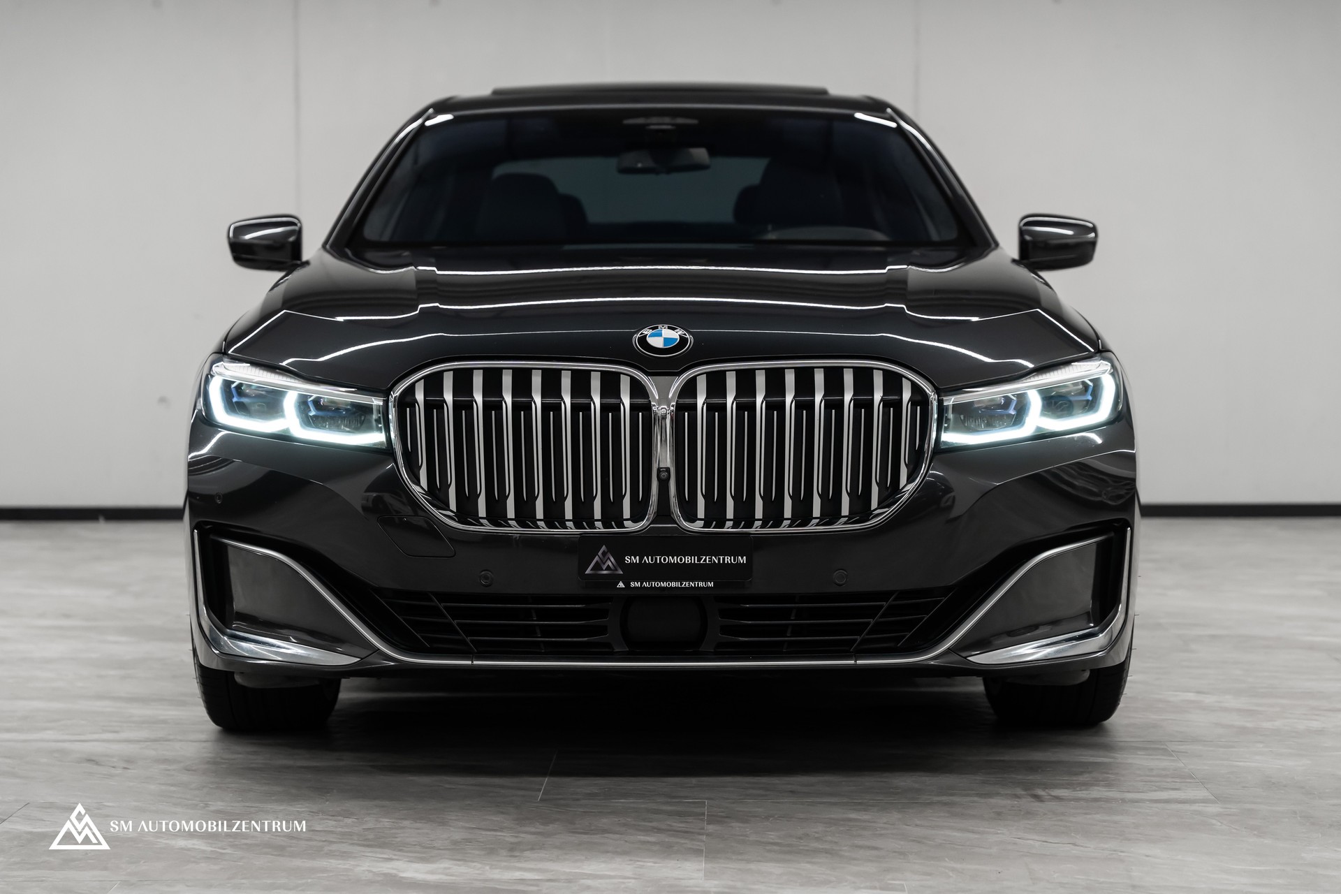 BMW 750i xDrive M Sport Steptronic / Panorama / 360° / Sitzbelüftung / Massage-image-3