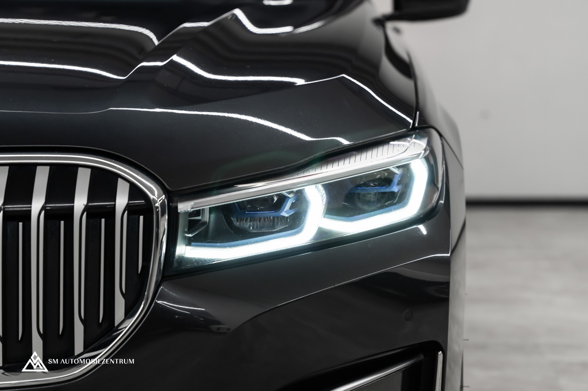 BMW 750i xDrive M Sport Steptronic / Panorama / 360° / Sitzbelüftung / Massage-image-4