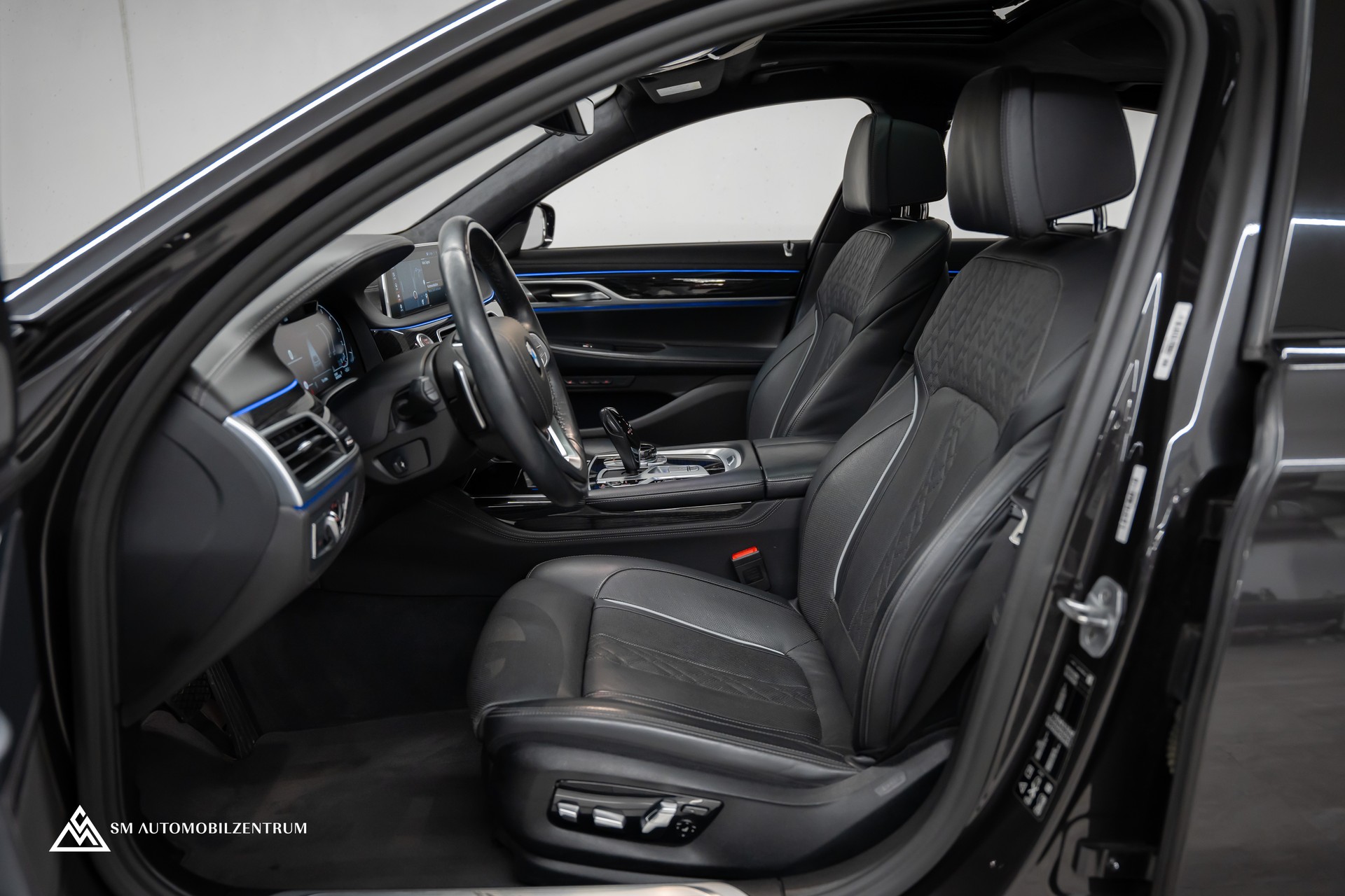 BMW 750i xDrive M Sport Steptronic / Panorama / 360° / Sitzbelüftung / Massage-image-17