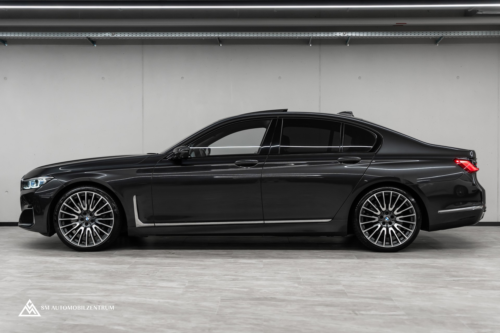 BMW 750i xDrive M Sport Steptronic / Panorama / 360° / Sitzbelüftung / Massage-image-1