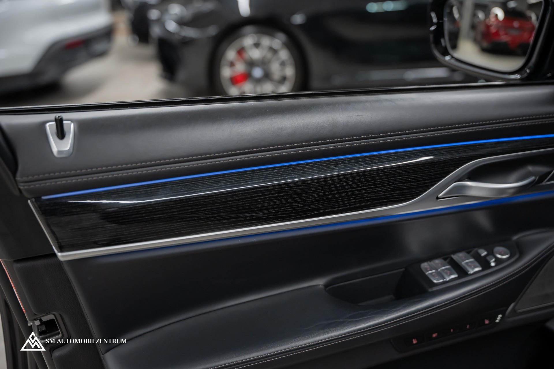 BMW 750i xDrive M Sport Steptronic / Panorama / 360° / Sitzbelüftung / Massage-image-26