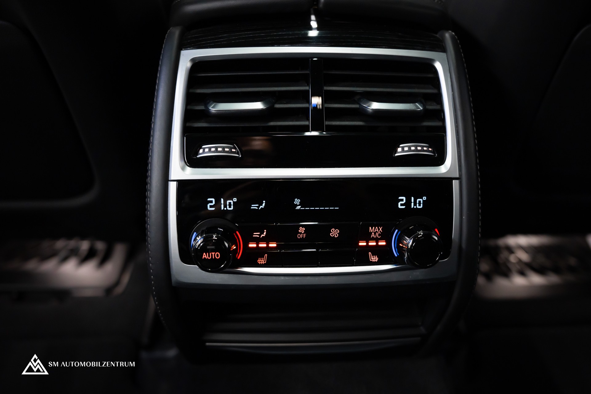 BMW 750i xDrive M Sport Steptronic / Panorama / 360° / Sitzbelüftung / Massage-image-21