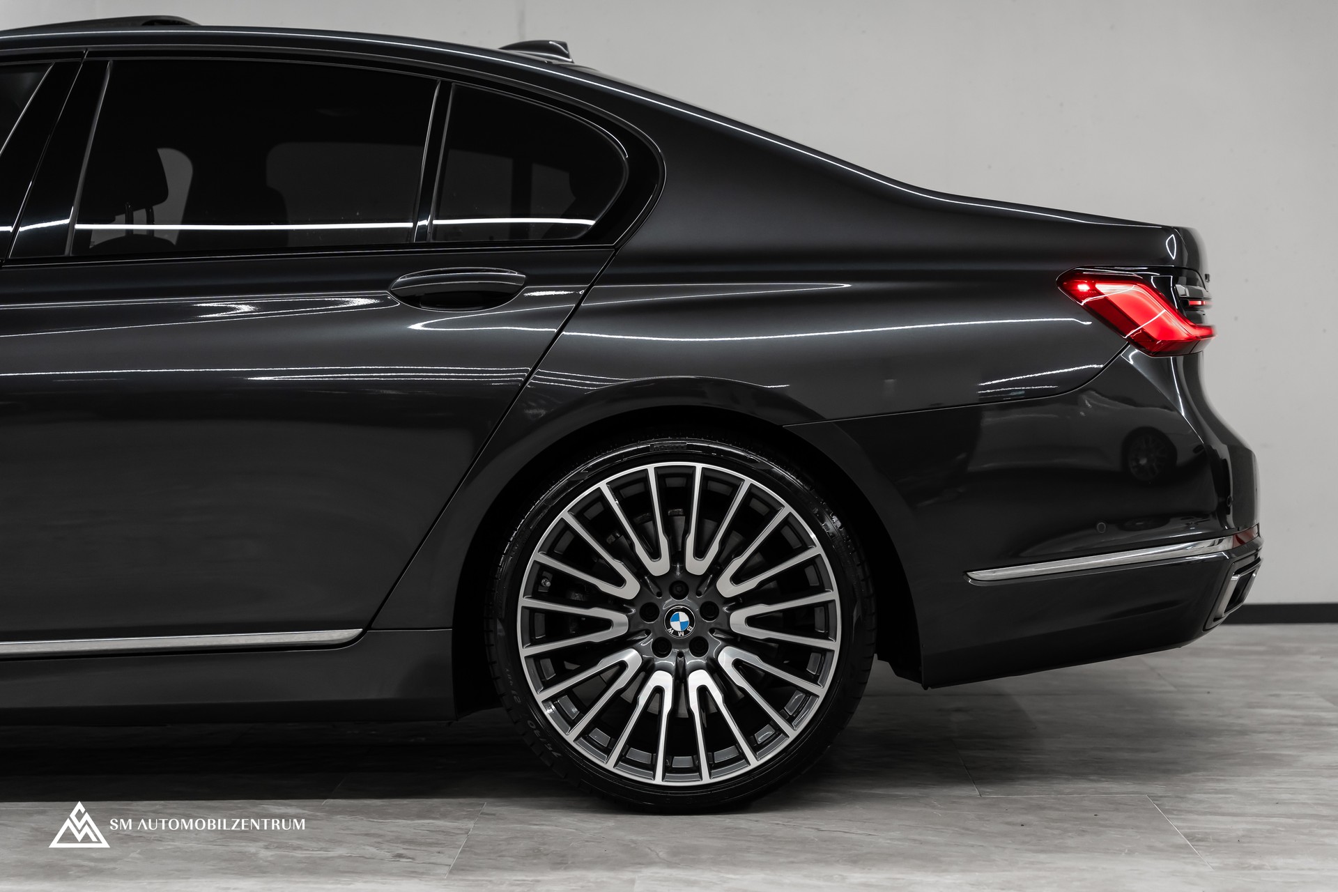 BMW 750i xDrive M Sport Steptronic / Panorama / 360° / Sitzbelüftung / Massage-image-6