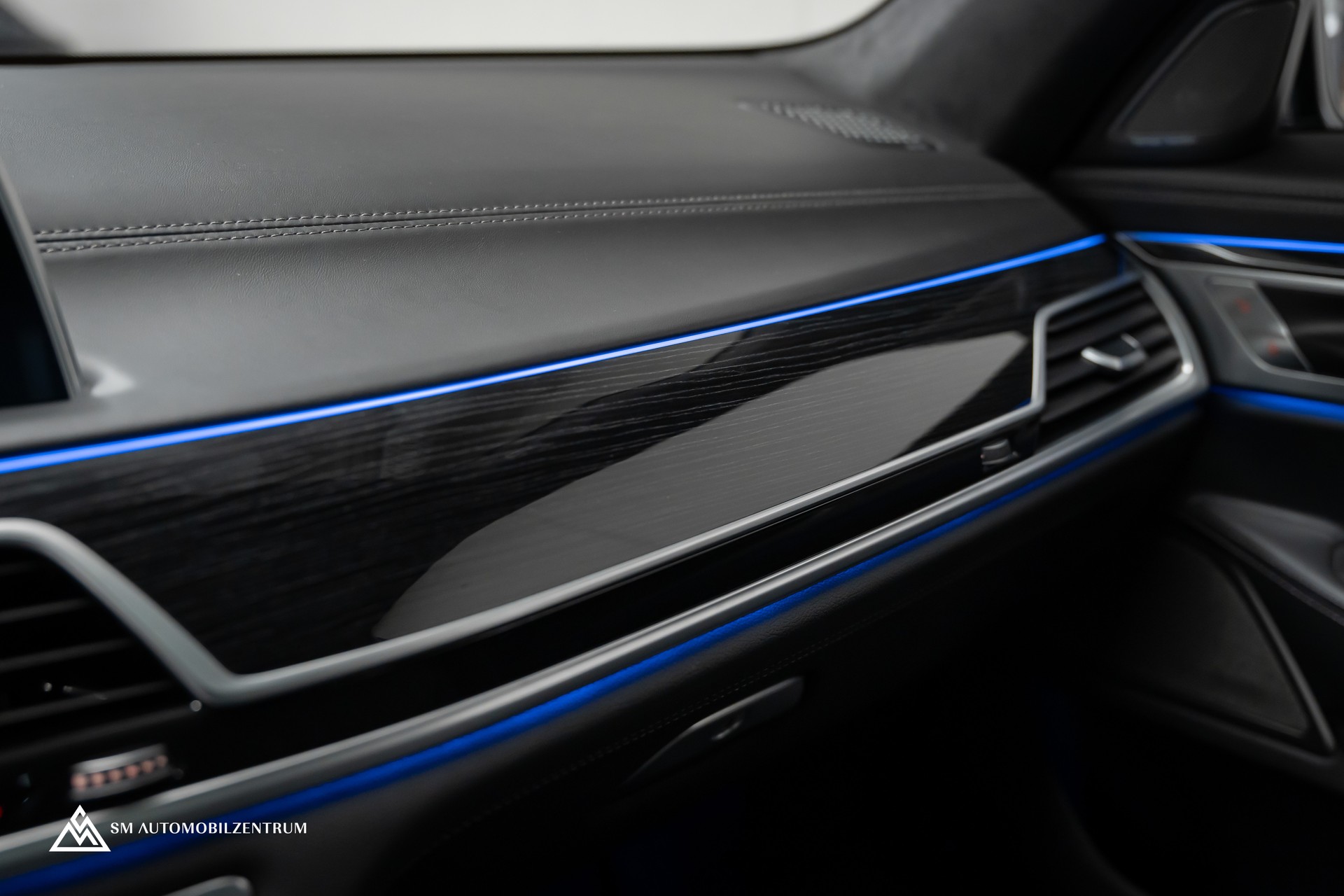 BMW 750i xDrive M Sport Steptronic / Panorama / 360° / Sitzbelüftung / Massage-image-31