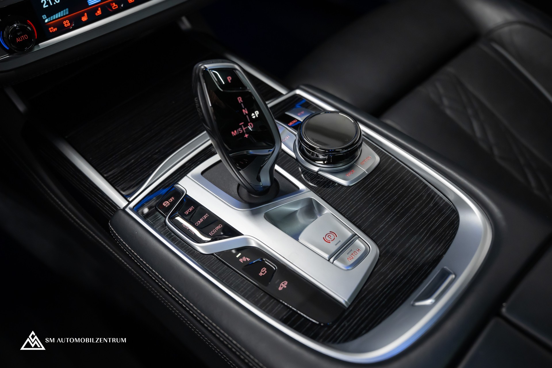 BMW 750i xDrive M Sport Steptronic / Panorama / 360° / Sitzbelüftung / Massage-image-30