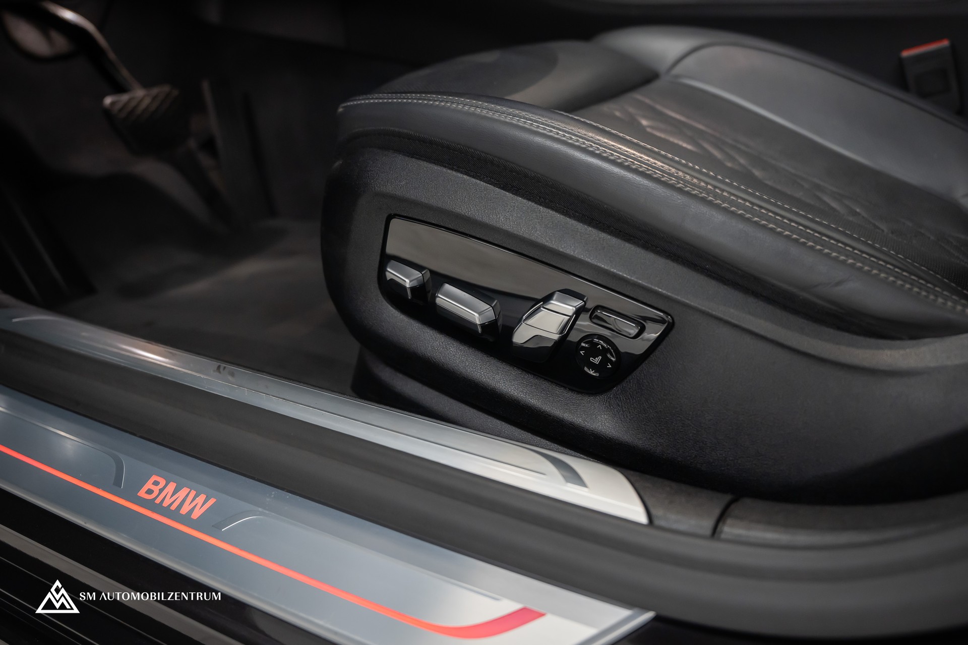 BMW 750i xDrive M Sport Steptronic / Panorama / 360° / Sitzbelüftung / Massage-image-23