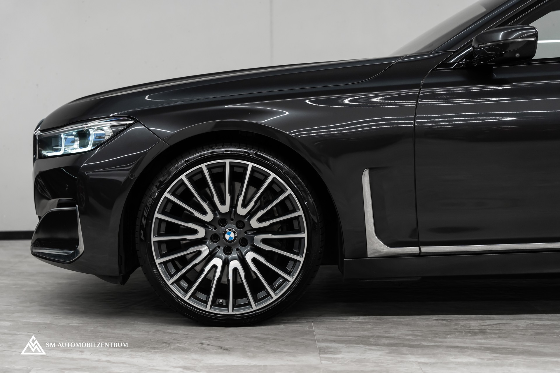 BMW 750i xDrive M Sport Steptronic / Panorama / 360° / Sitzbelüftung / Massage-image-7