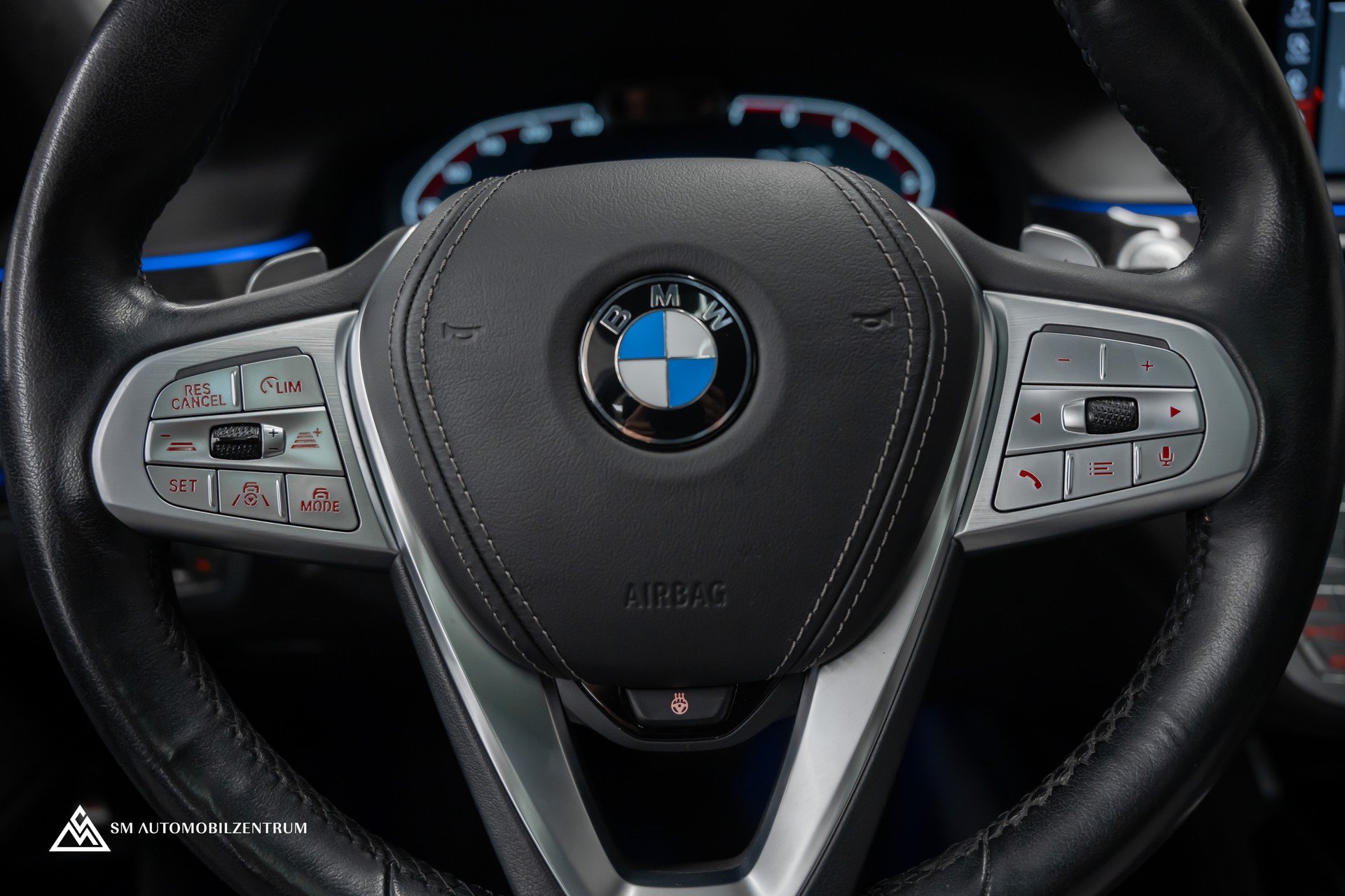 BMW 750i xDrive M Sport Steptronic / Panorama / 360° / Sitzbelüftung / Massage-image-28