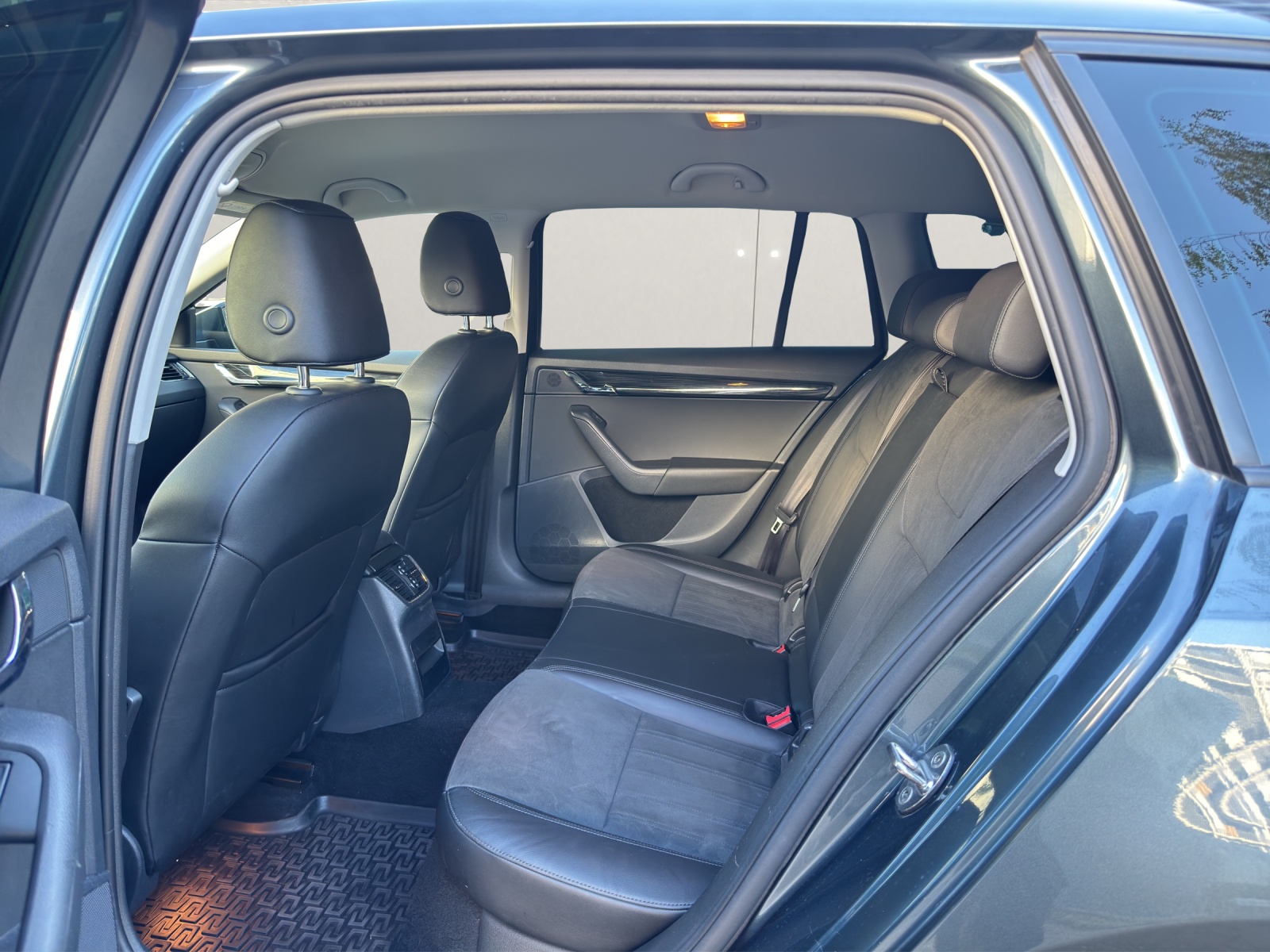SKODA Octavia Combi 2.0 TDI Ambition 4x4 DSG-image-12