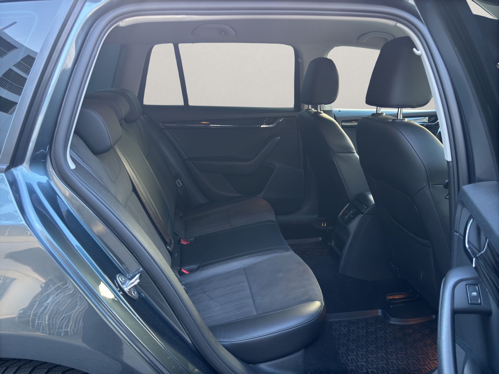 SKODA Octavia Combi 2.0 TDI Ambition 4x4 DSG-image-13