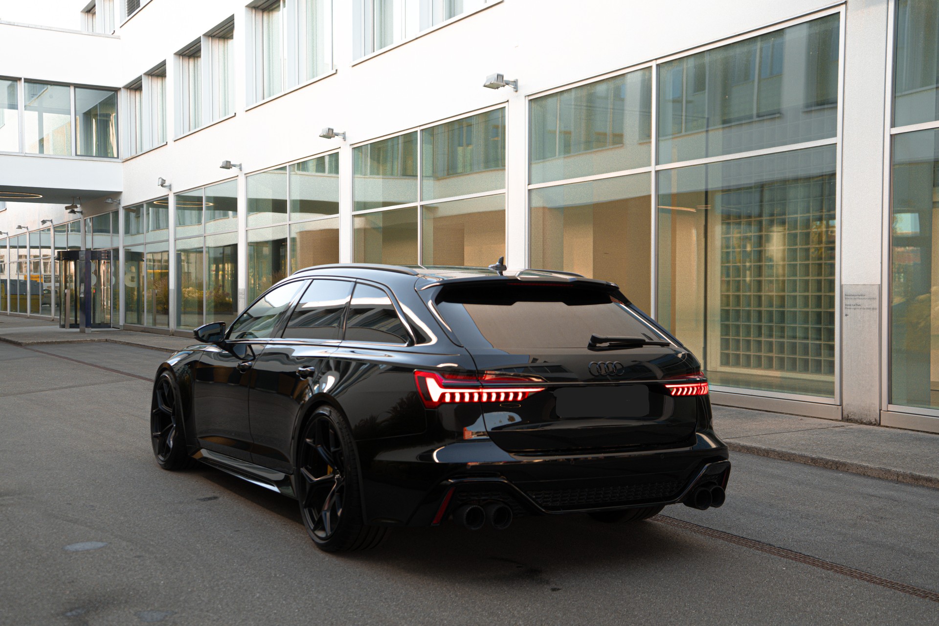 AUDI 4.0 V8 TFSI quattro T-Tronic-image-3