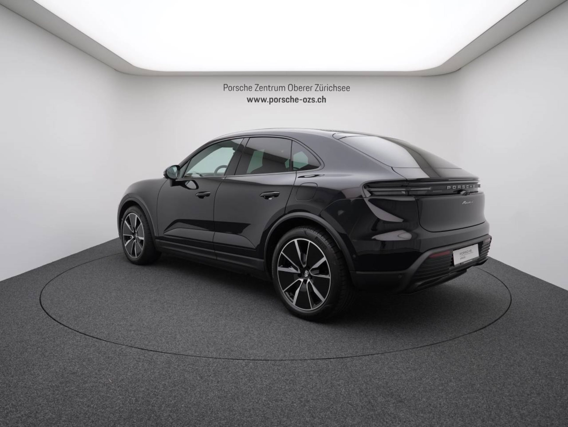 PORSCHE Macan 4-image-2