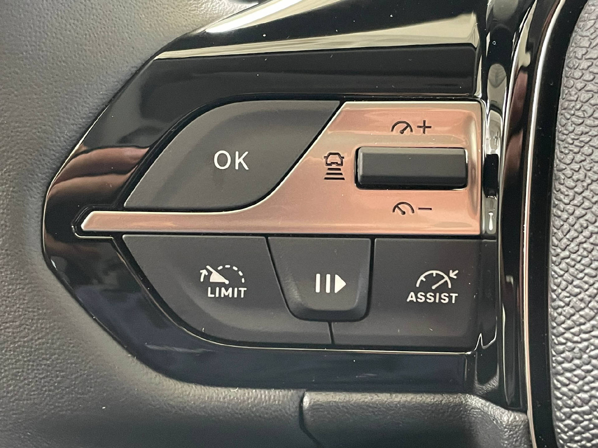 PEUGEOT 308 SW 1.6 PHEV 180 Allure-image-9