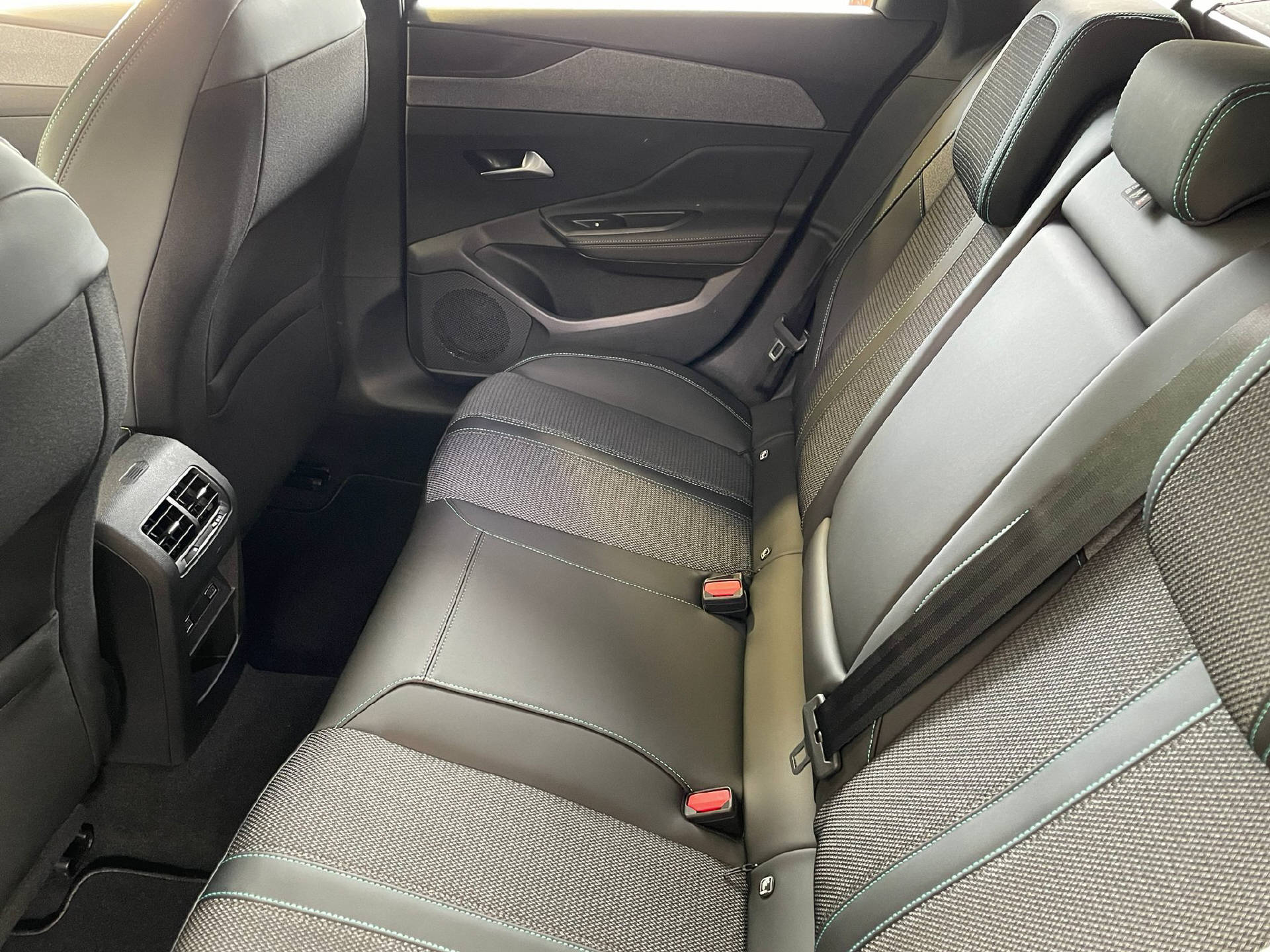 PEUGEOT 308 SW 1.6 PHEV 180 Allure-image-7