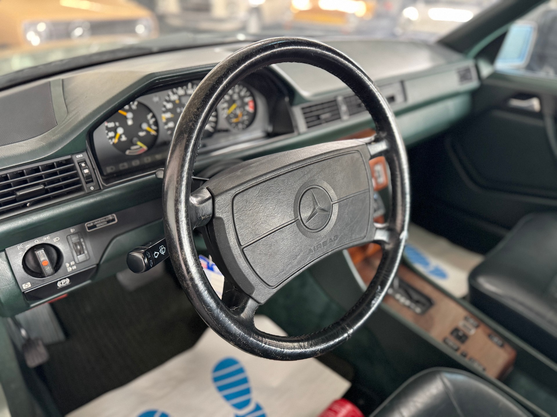 MERCEDES-BENZ 300 E-image-12