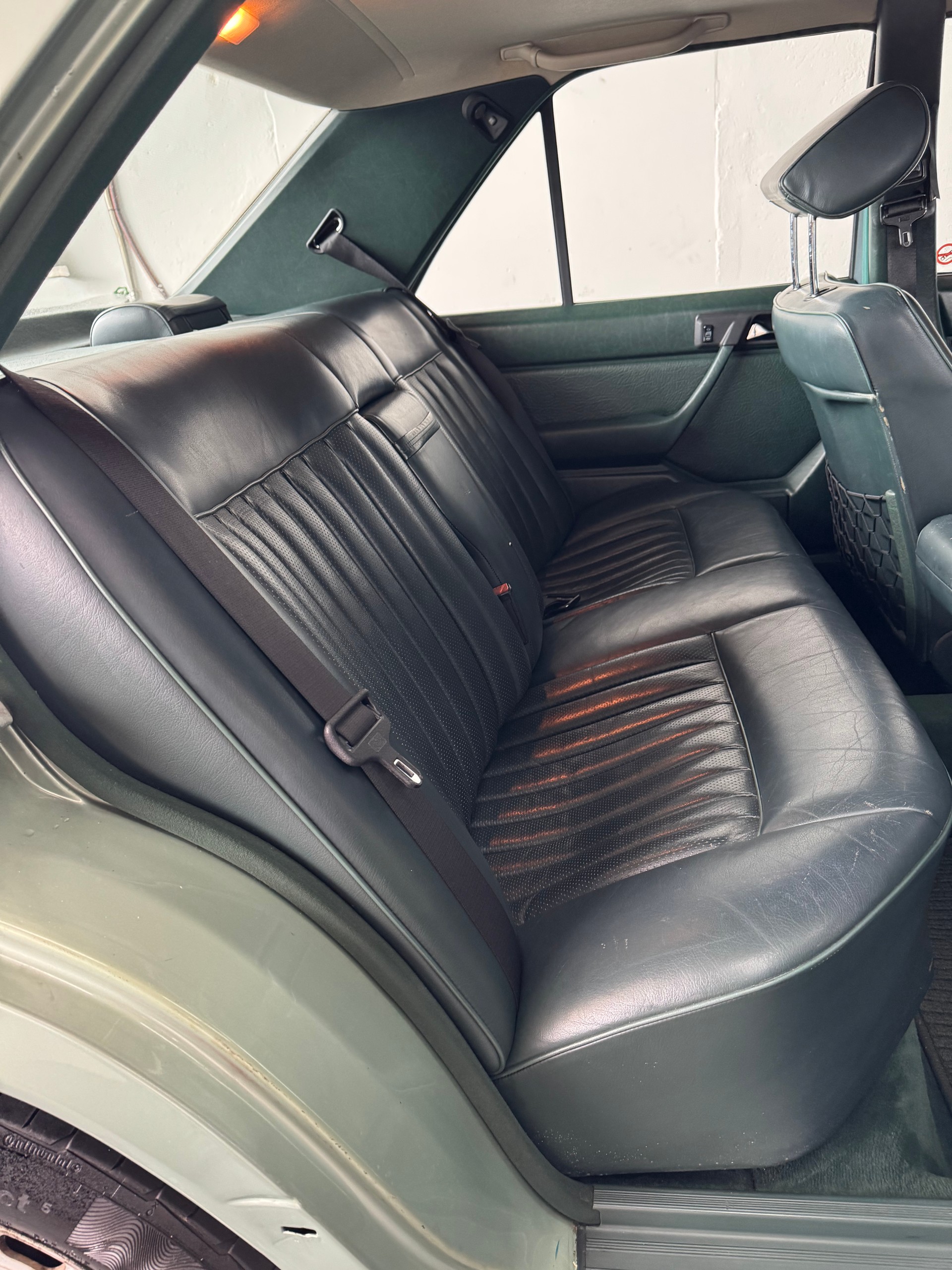 MERCEDES-BENZ 300 E-image-23