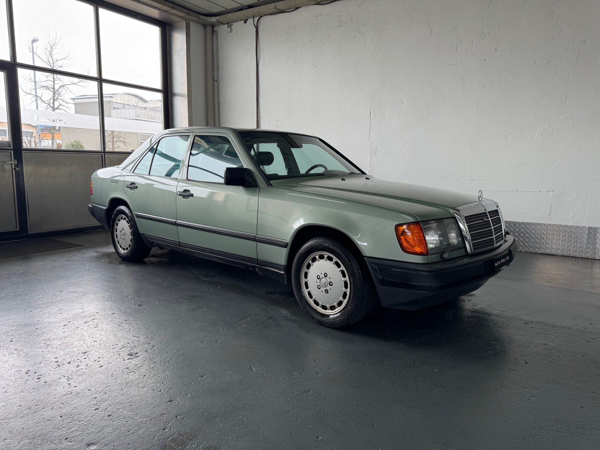 MERCEDES-BENZ 300 E-image-1
