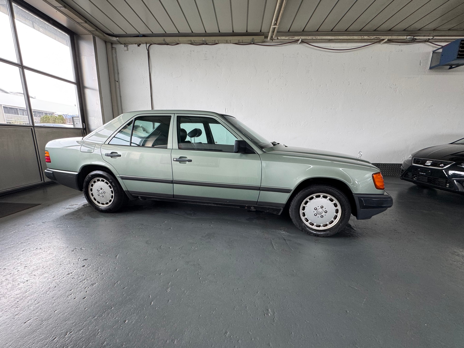 MERCEDES-BENZ 300 E-image-7