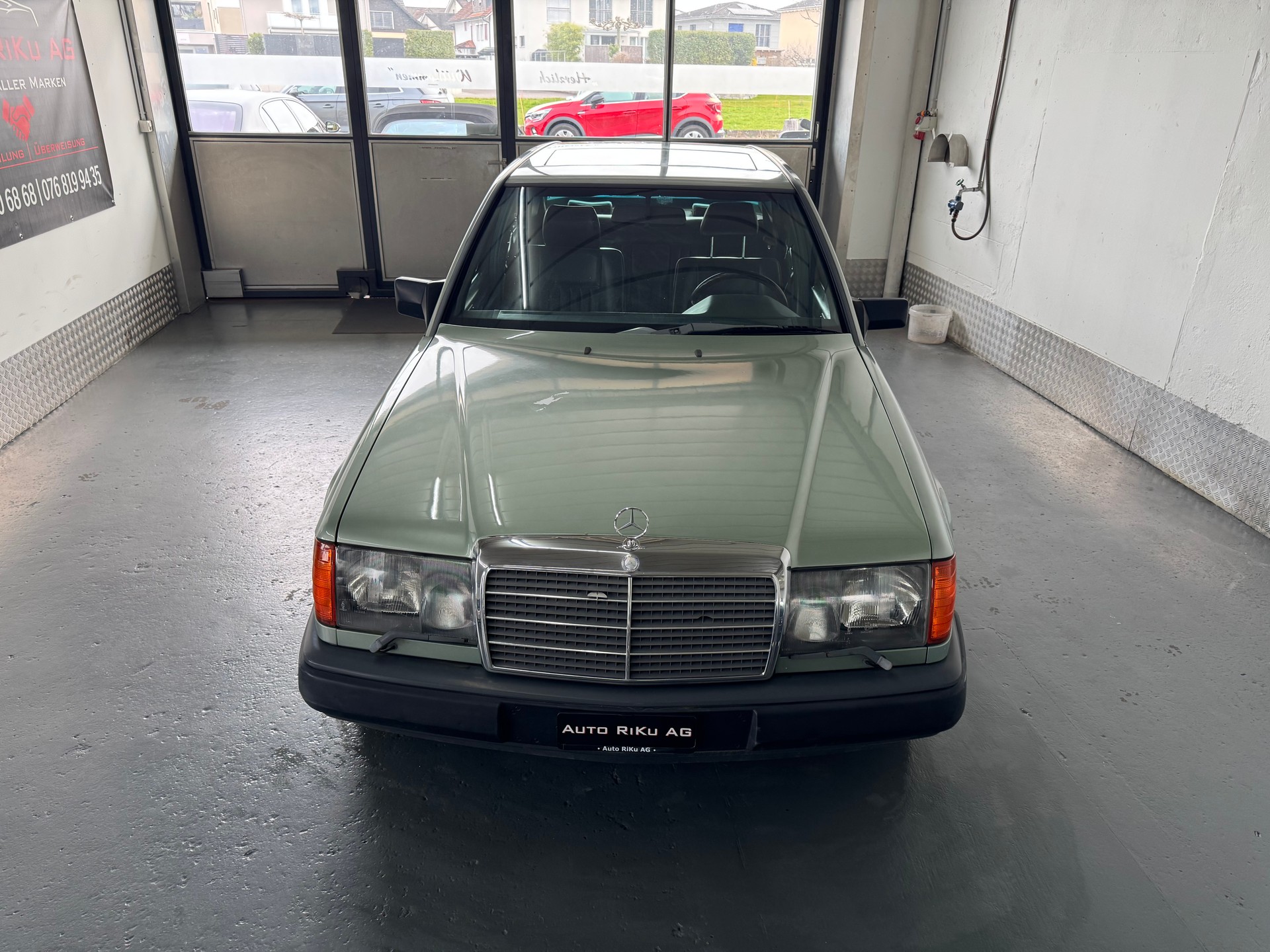 MERCEDES-BENZ 300 E-image-2