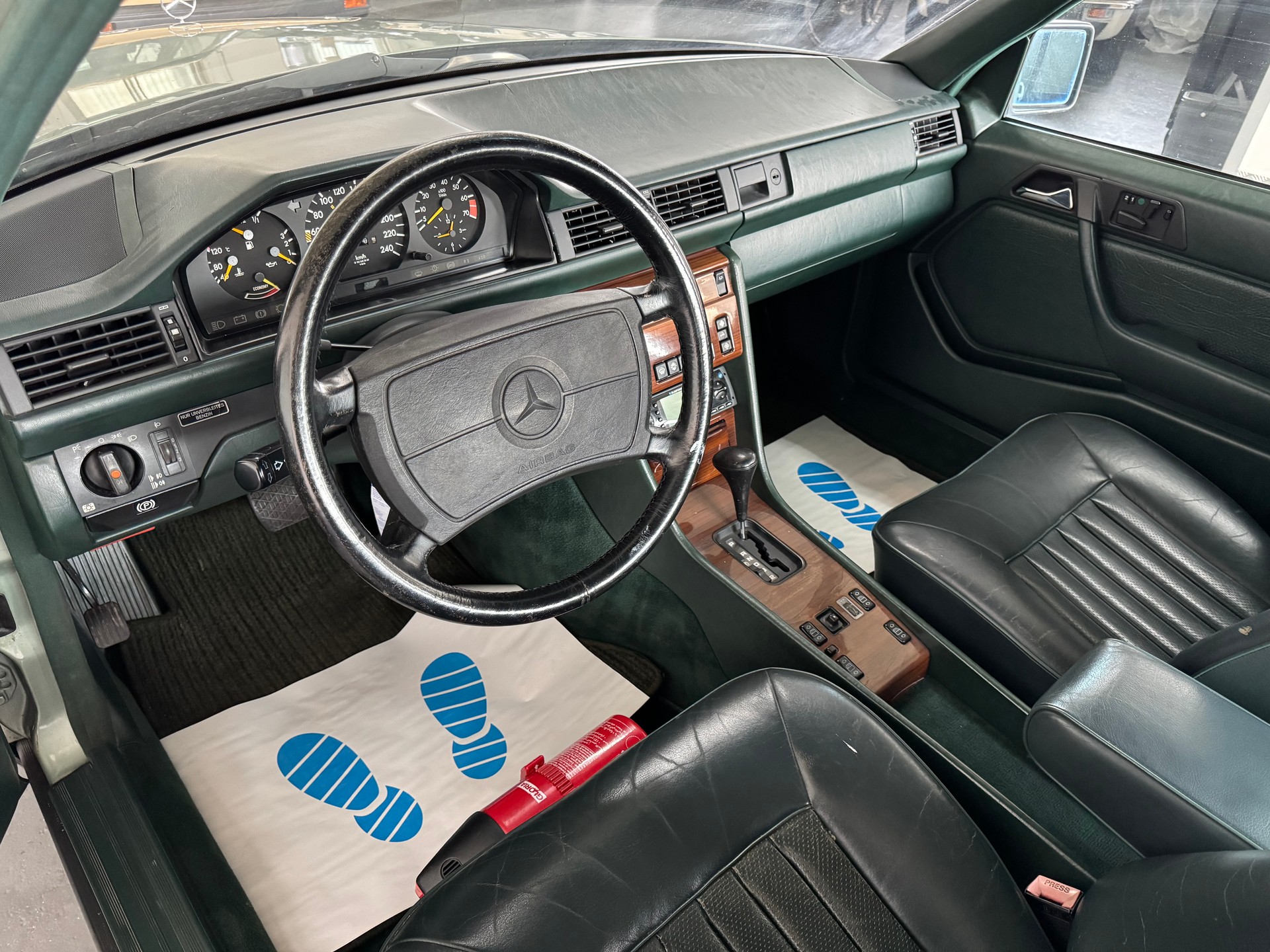 MERCEDES-BENZ 300 E-image-13