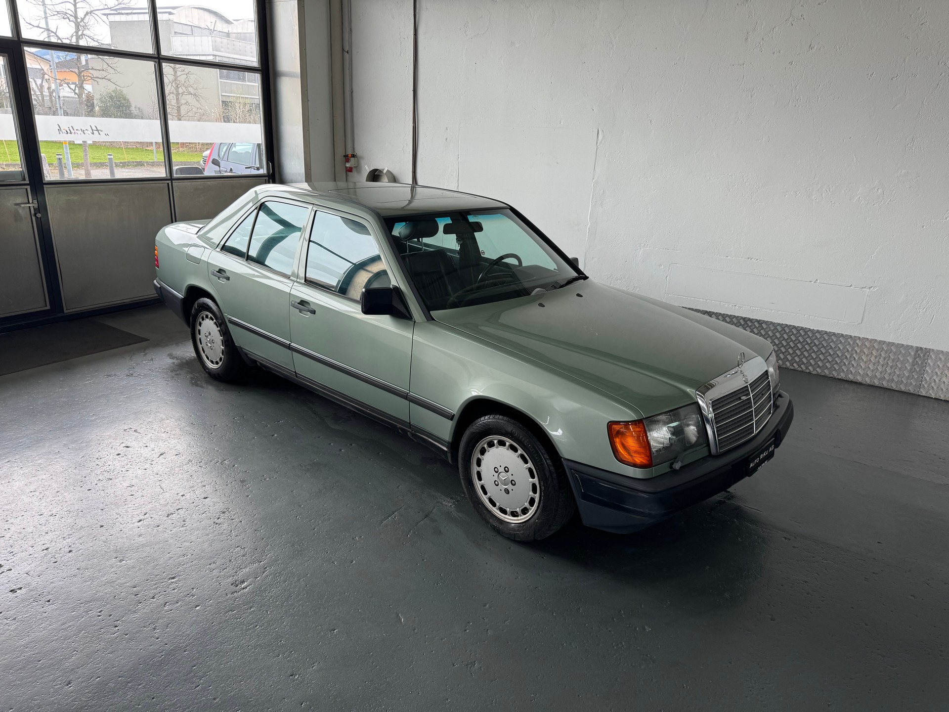 MERCEDES-BENZ 300 E-image-0