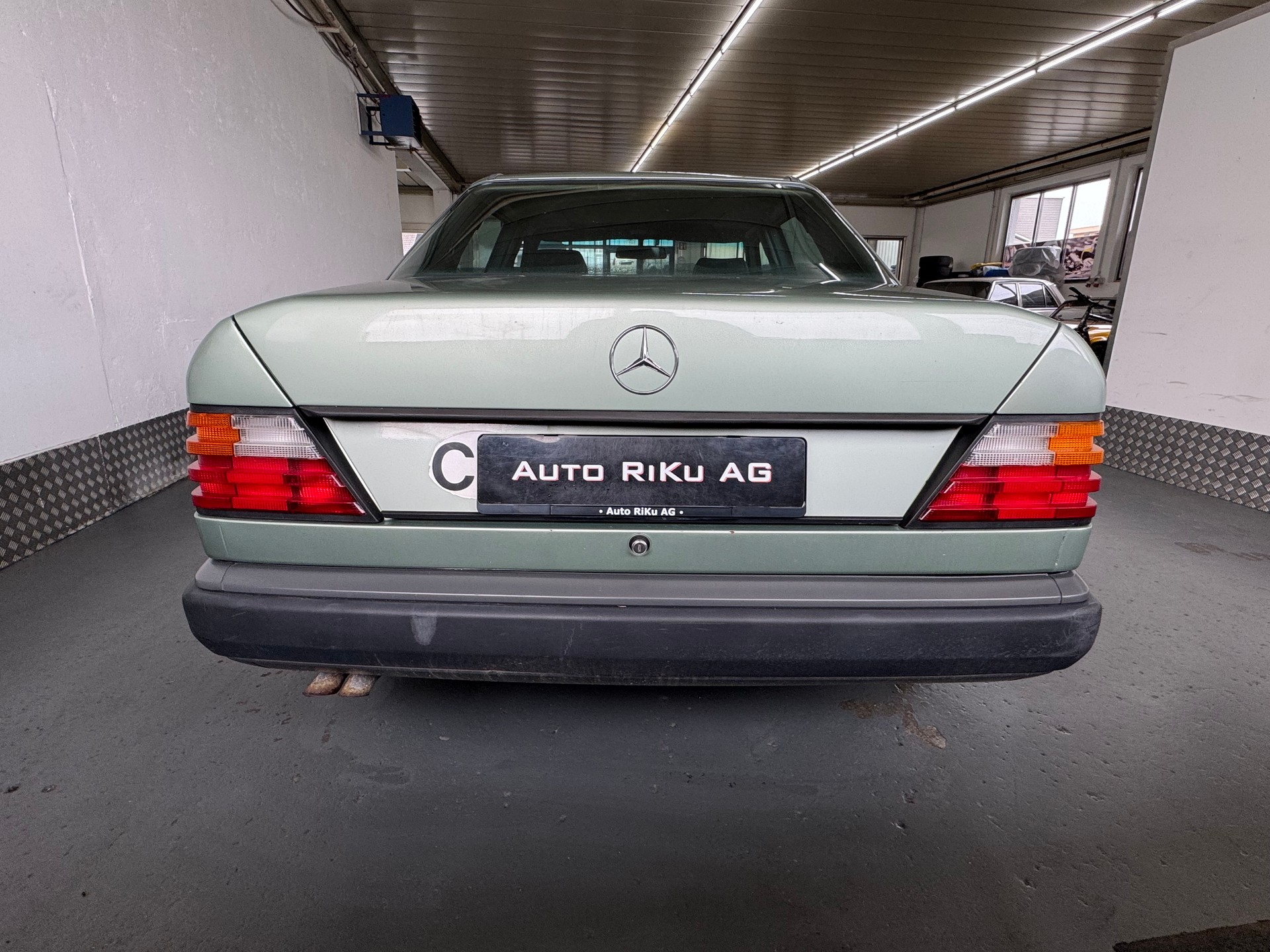 MERCEDES-BENZ 300 E-image-11