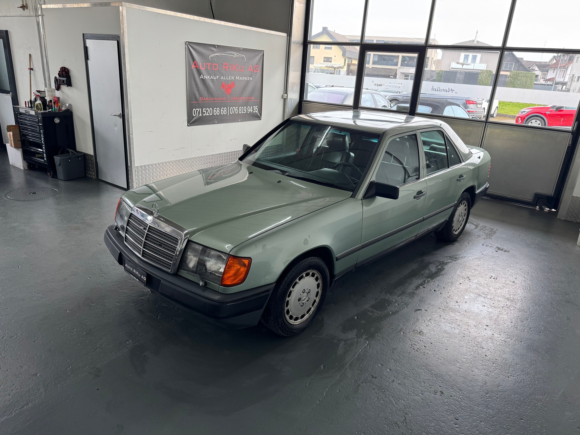 MERCEDES-BENZ 300 E-image-3
