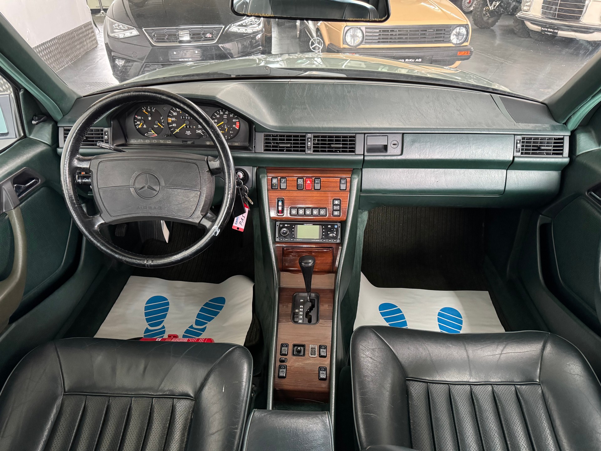MERCEDES-BENZ 300 E-image-16