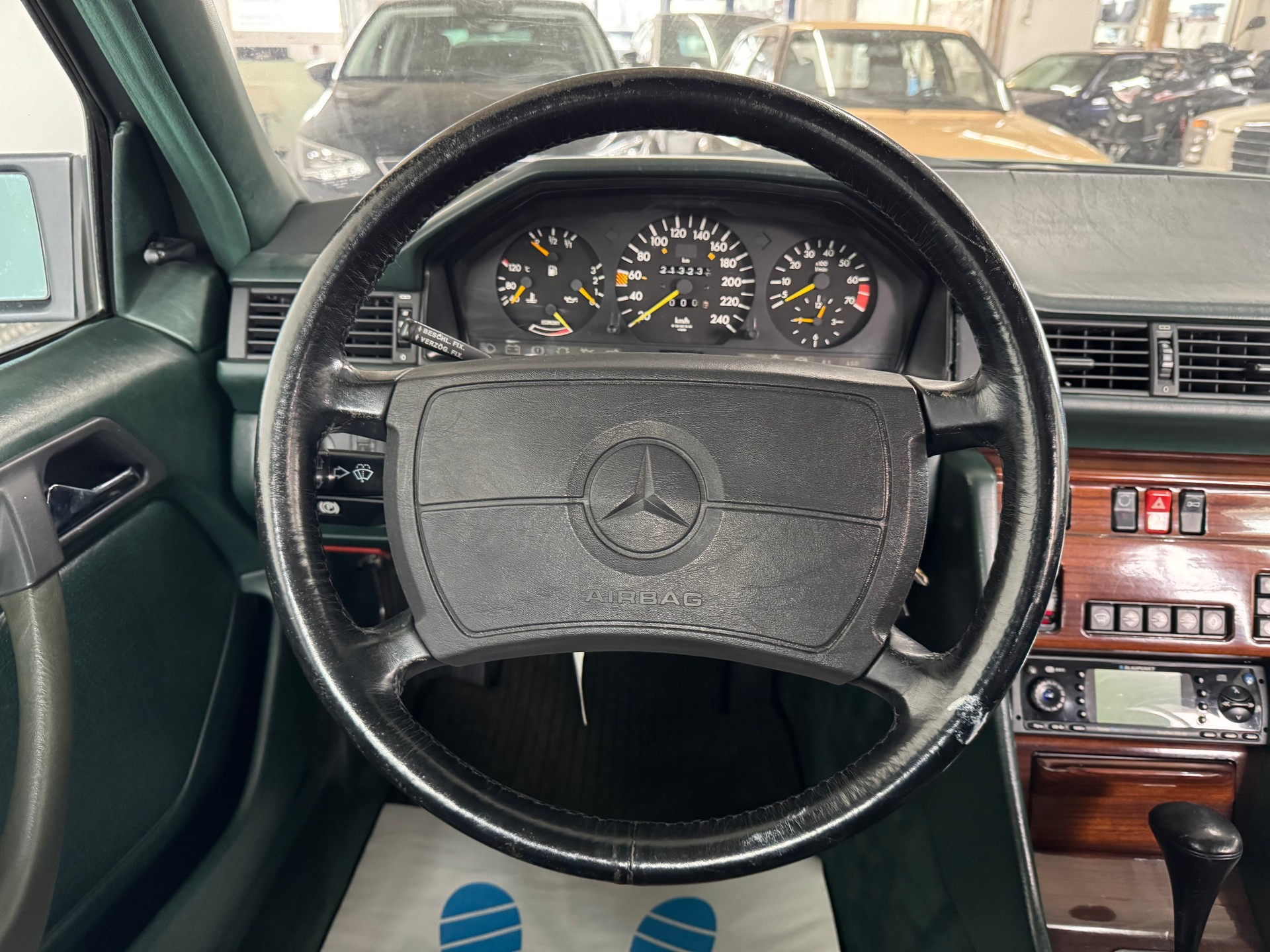 MERCEDES-BENZ 300 E-image-18