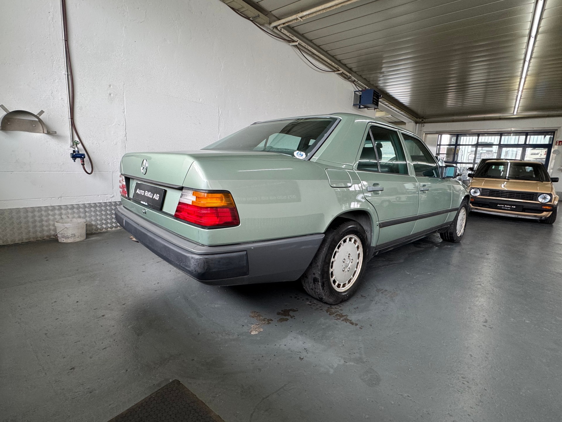 MERCEDES-BENZ 300 E-image-9