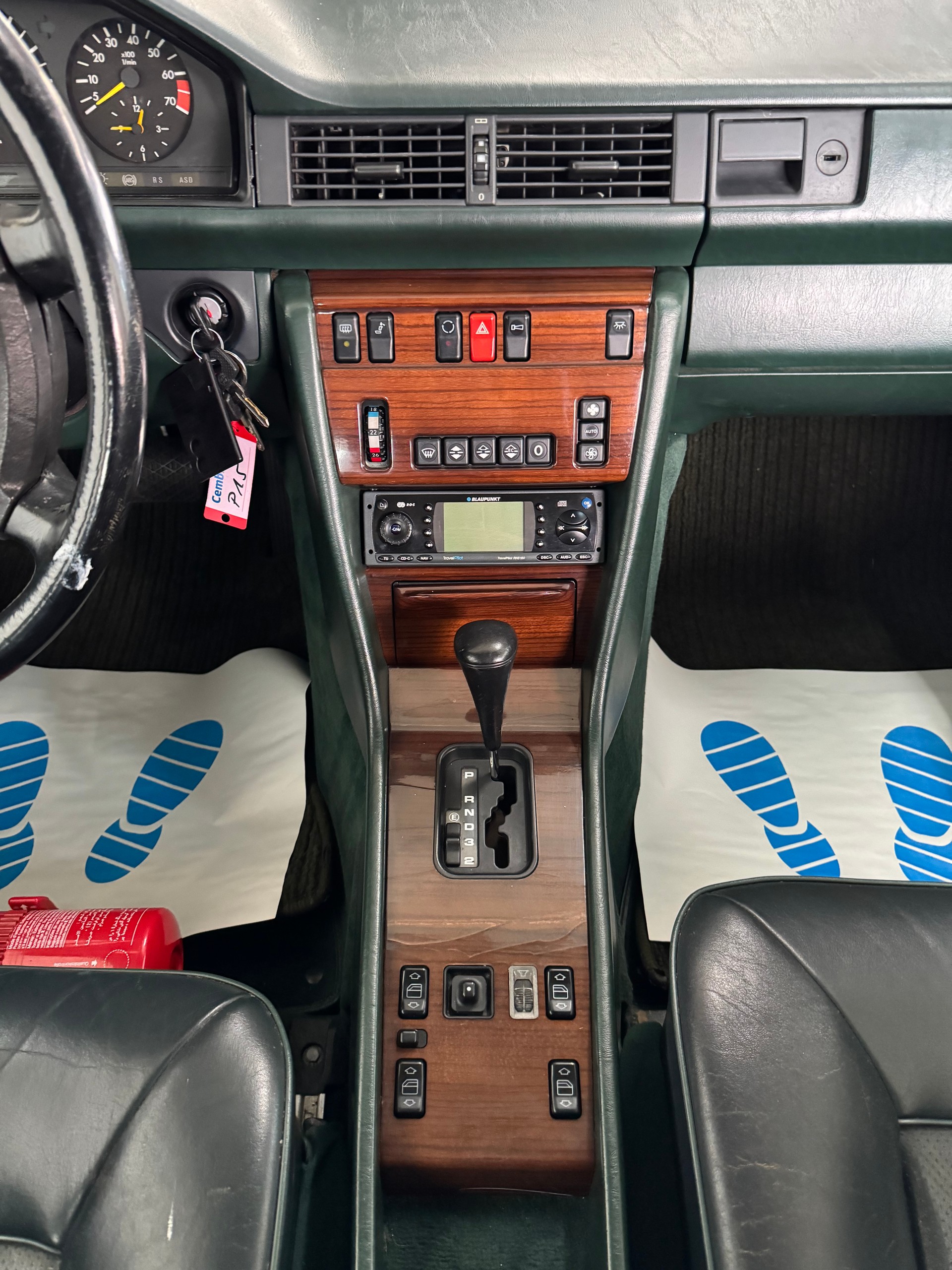 MERCEDES-BENZ 300 E-image-17