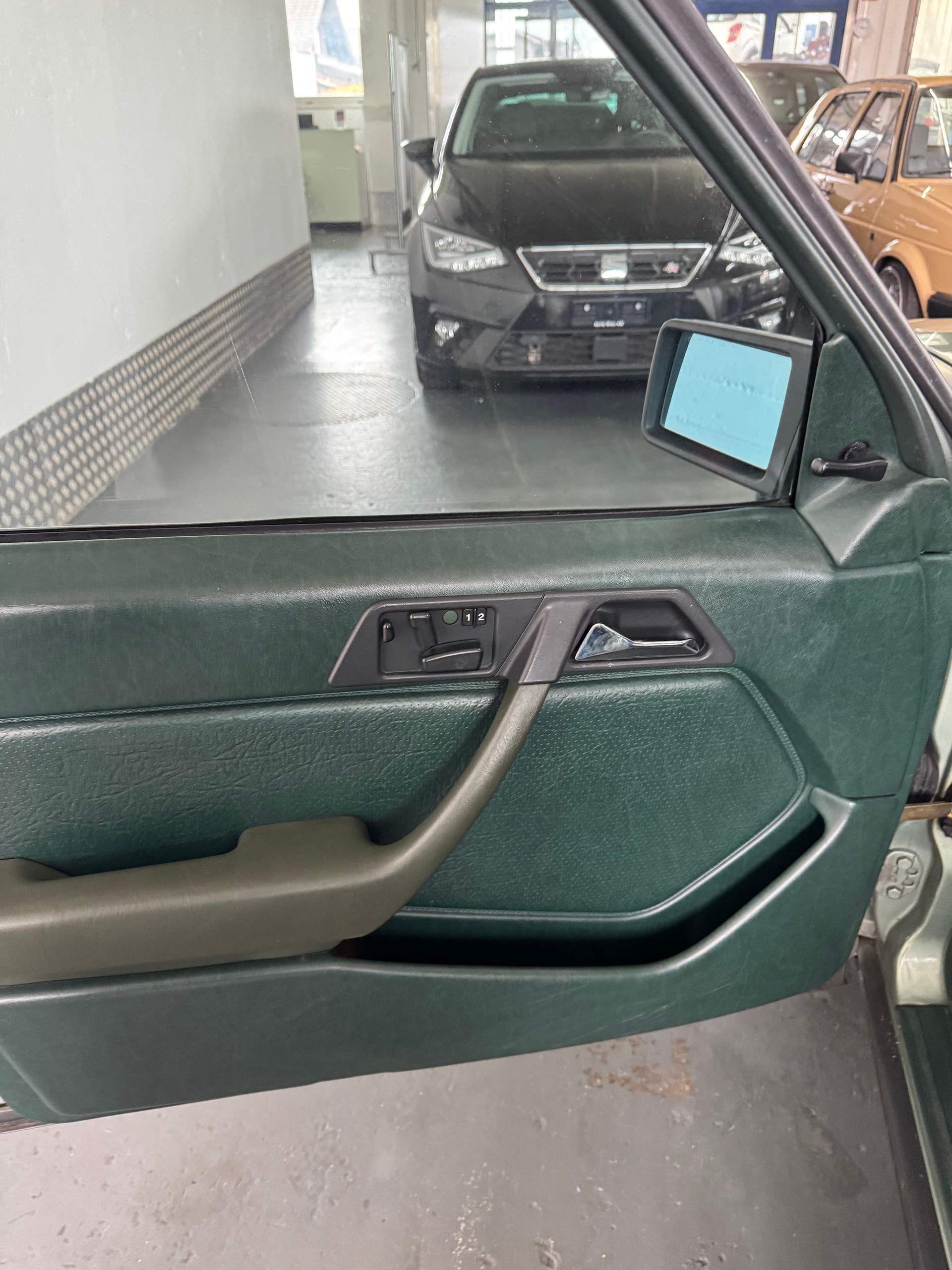MERCEDES-BENZ 300 E-image-15