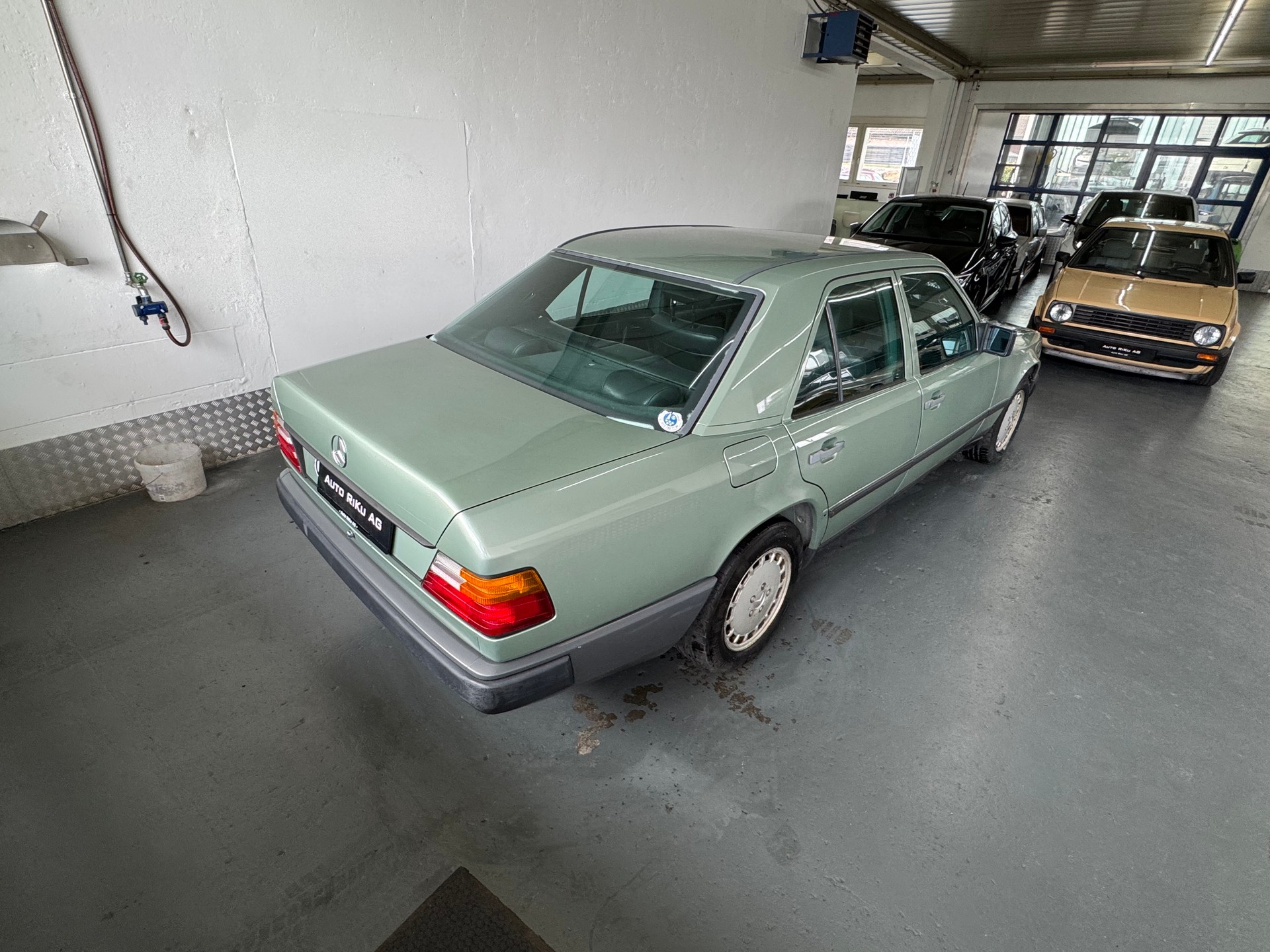 MERCEDES-BENZ 300 E-image-8