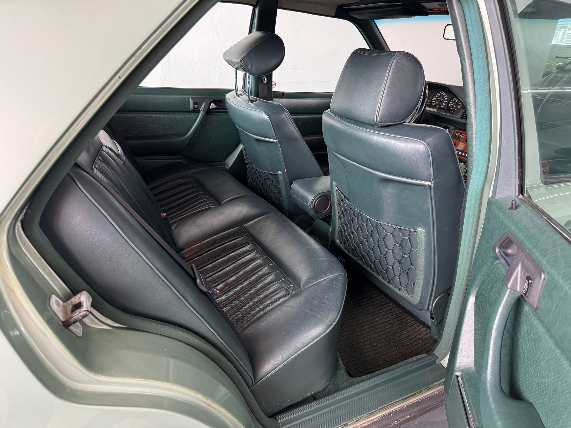 MERCEDES-BENZ 300 E-image-22