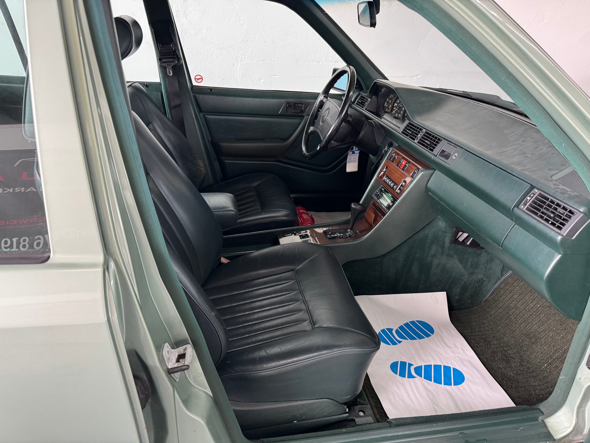 MERCEDES-BENZ 300 E-image-19