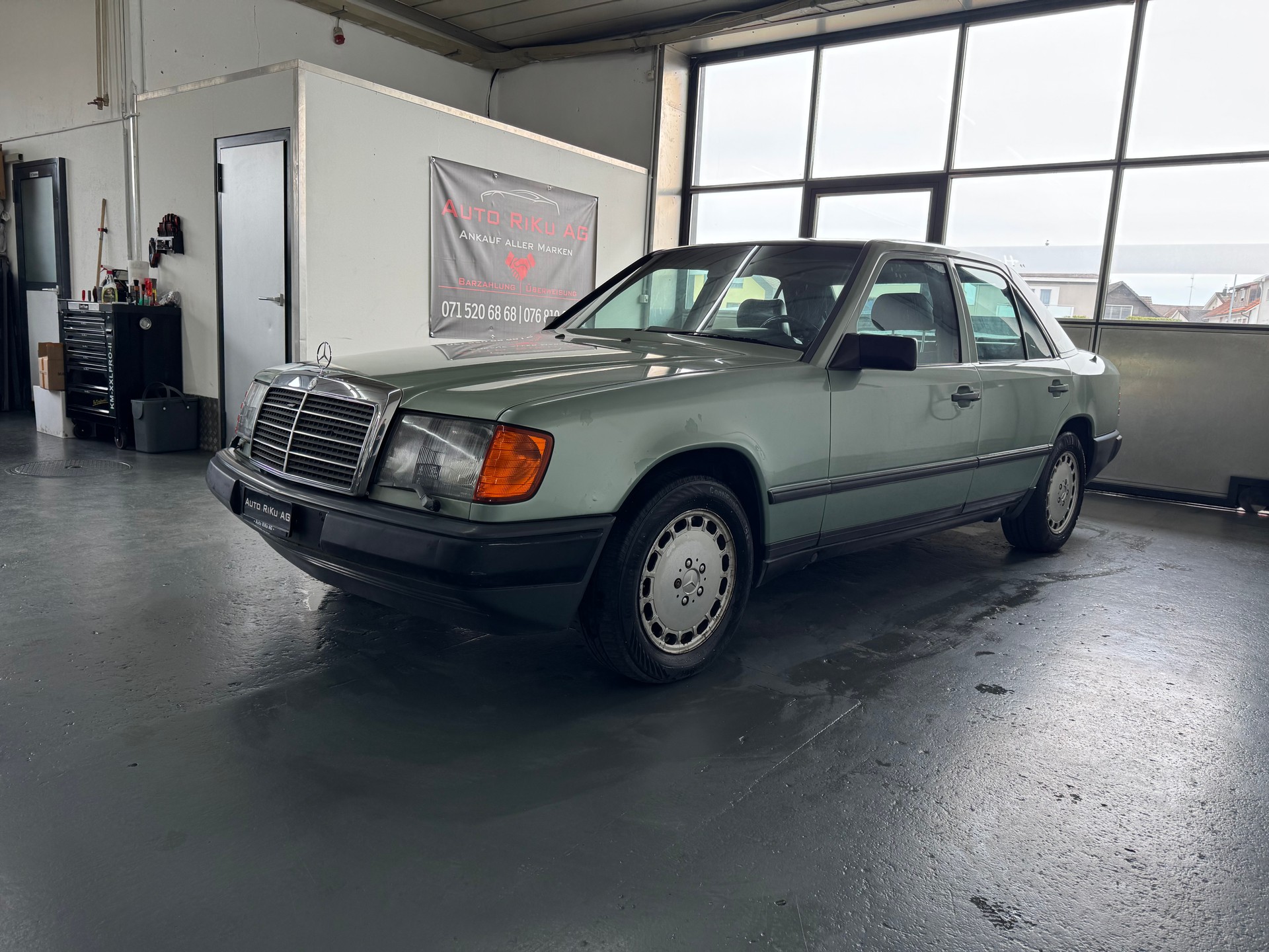 MERCEDES-BENZ 300 E-image-4