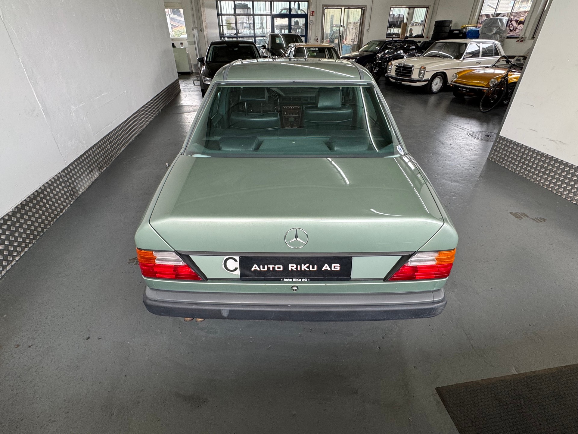 MERCEDES-BENZ 300 E-image-10
