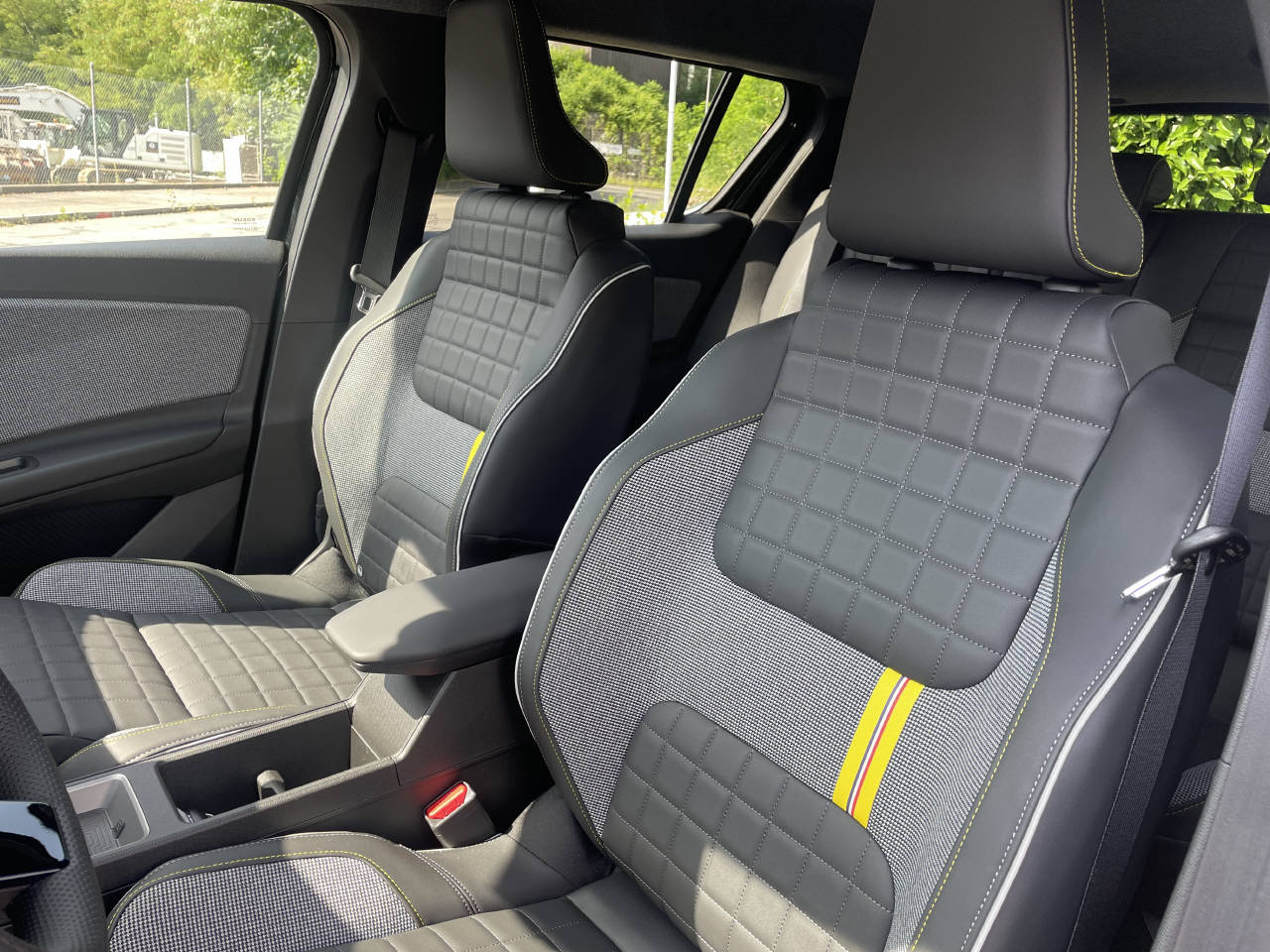 RENAULT R4 E-TECH ELECTRIC iconic 150PS Comfort Range-image-9