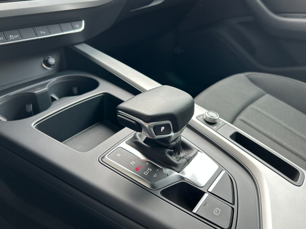 AUDI A4 30 TDi S line-image-6
