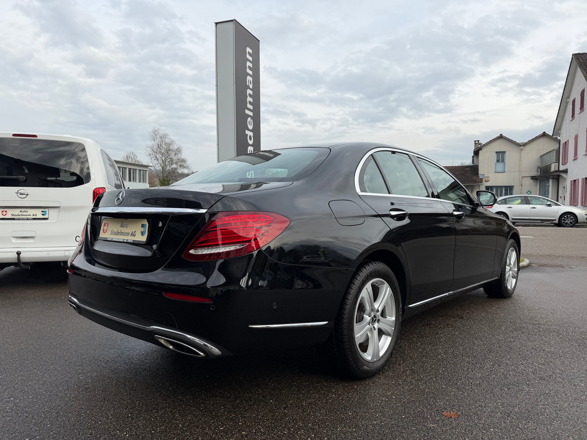 MERCEDES-BENZ E 250 Exclusive-showroom-element-3